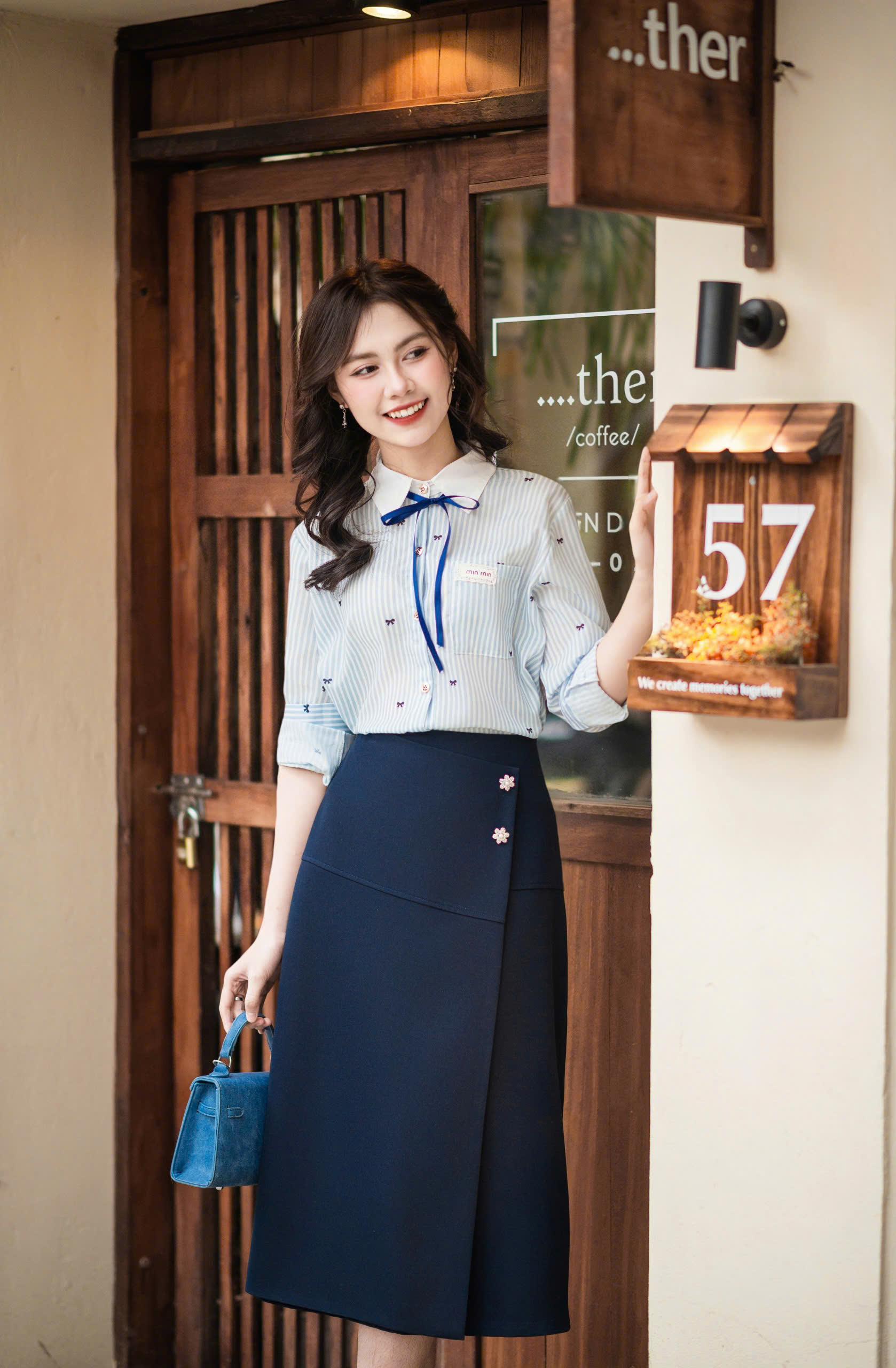 SM2441 - Sơ mi basic phối cổ trắng túi ngực - Kẻ xanh - S