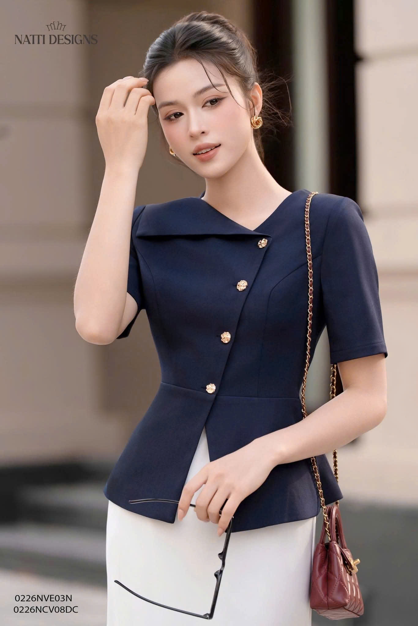 Áo kí giả cổ lệch peplum