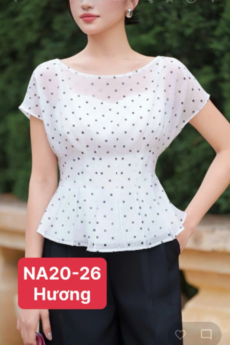 Áo chấm bi cổ thuyền