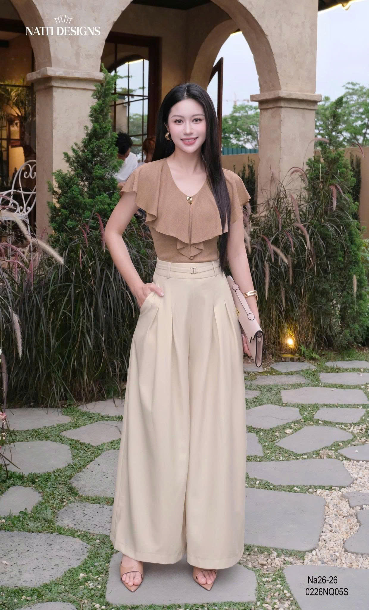 Áo thun cổ tim bèo phủ vai