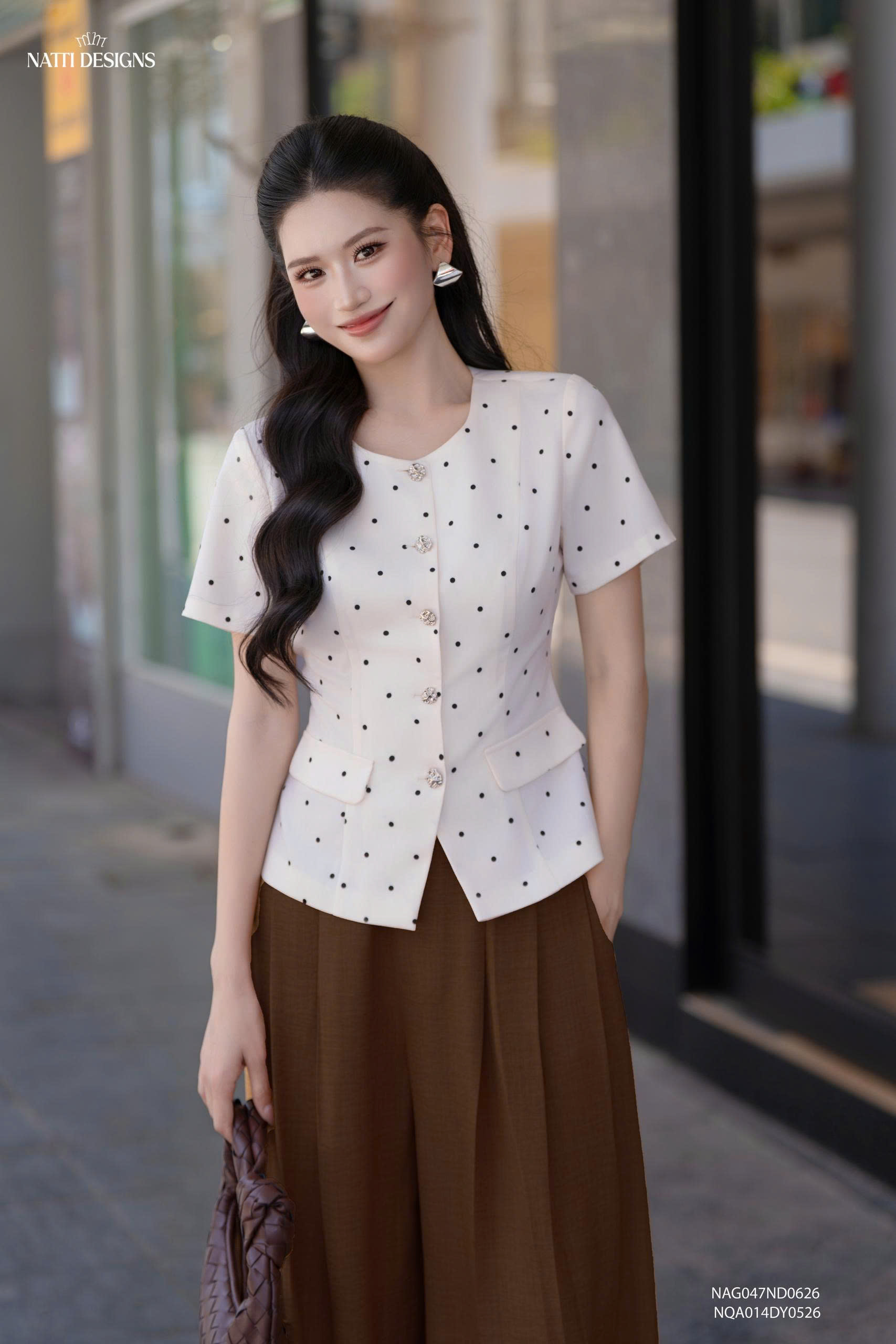 Áo Kiểu Chấm Bi Nữ Cổ Tròn Cúc Lệch Đũi Xước Lạnh