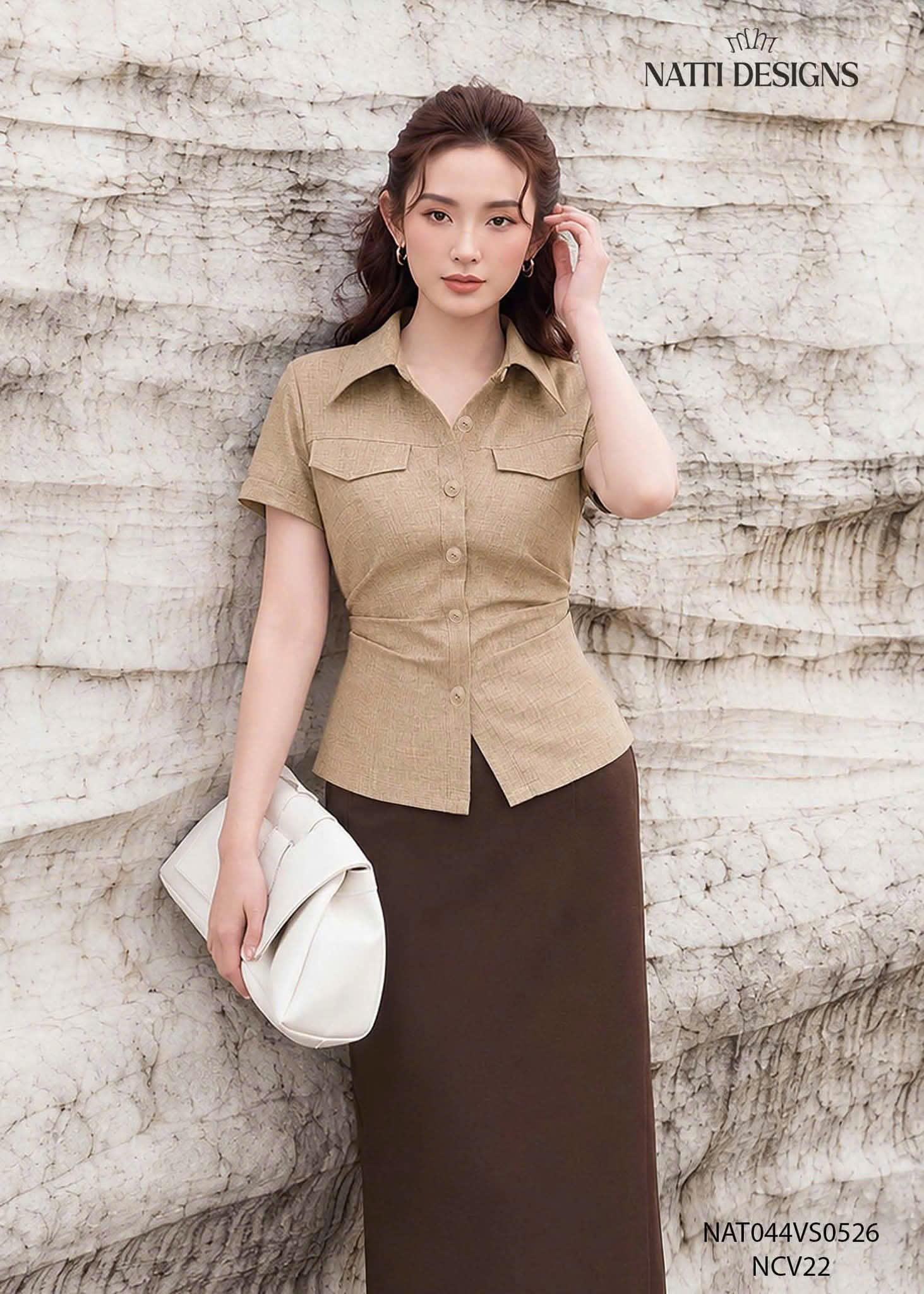 Áo sơ mi cổ đức vai chờm