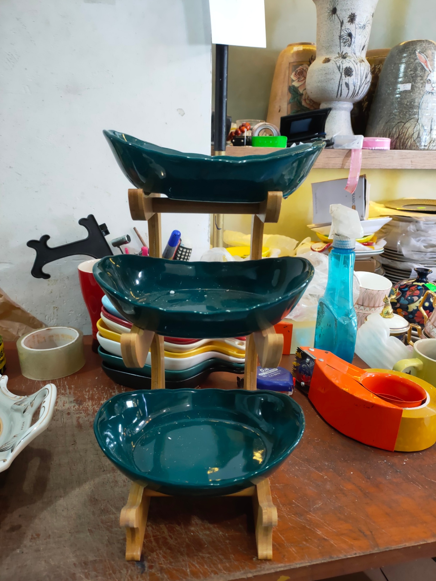 Khay hoa quả 3 tầng kệ gỗ đĩa sứ xanh cổ vịt