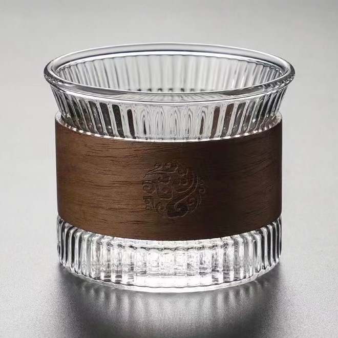 Cốc thuỷ tinh borosilicate chịu nhiệt 7.5*6cm -170ml kèm gỗ óc chó chống nóng