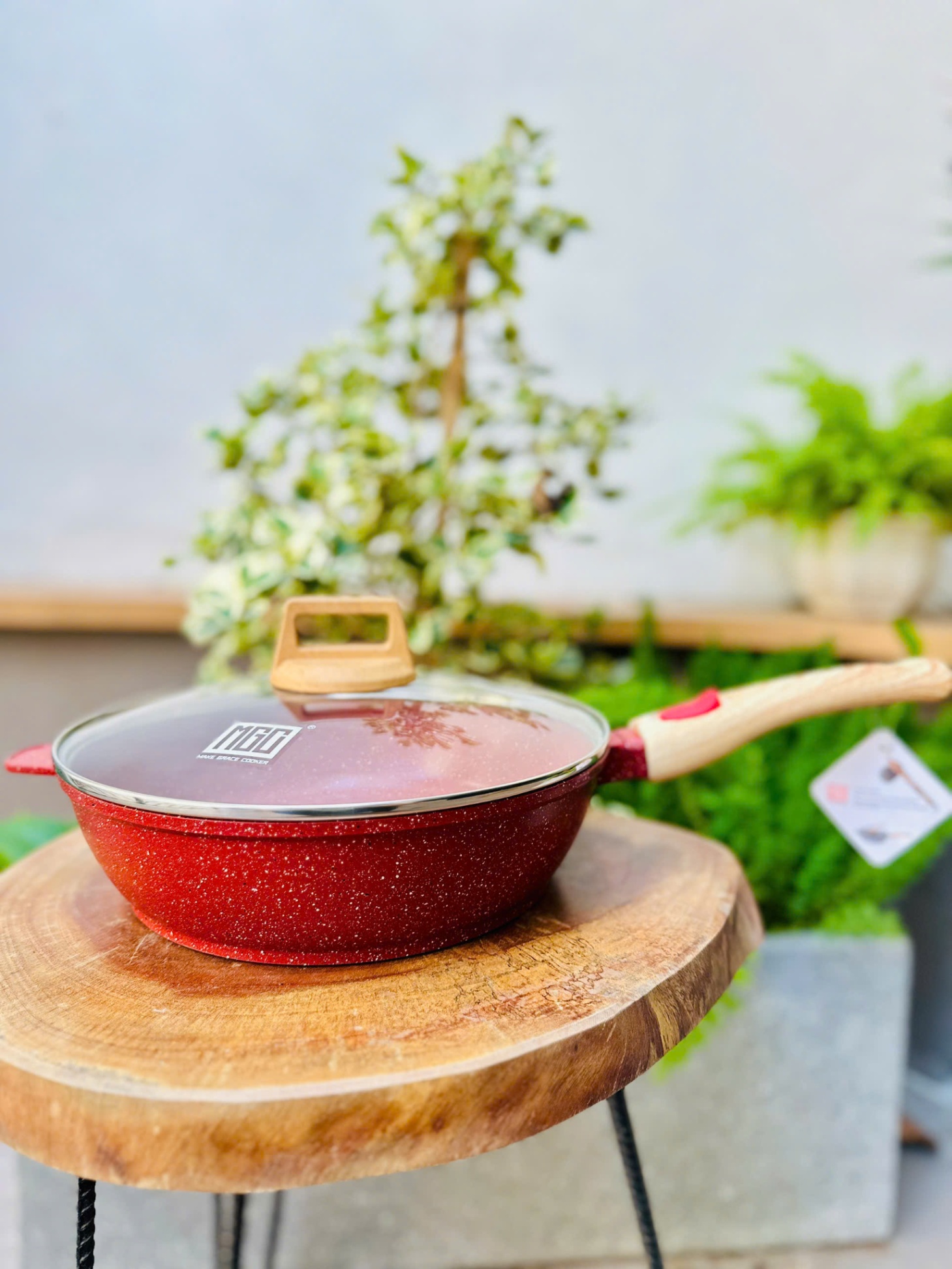 Chảo rán sâu lòng - hãng MGC - đá maifan - tay cầm gỗ - màu đỏ - 28cm -D3.209