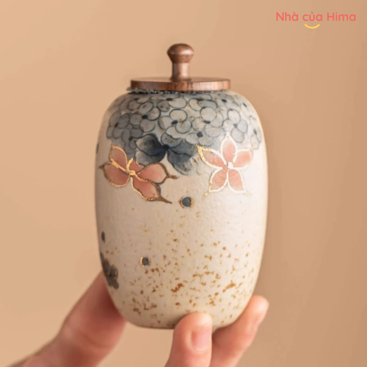 Hũ trà hoa cẩm tú cầu và hoa trạng nguyên đỏ vẽ vàng thủ công