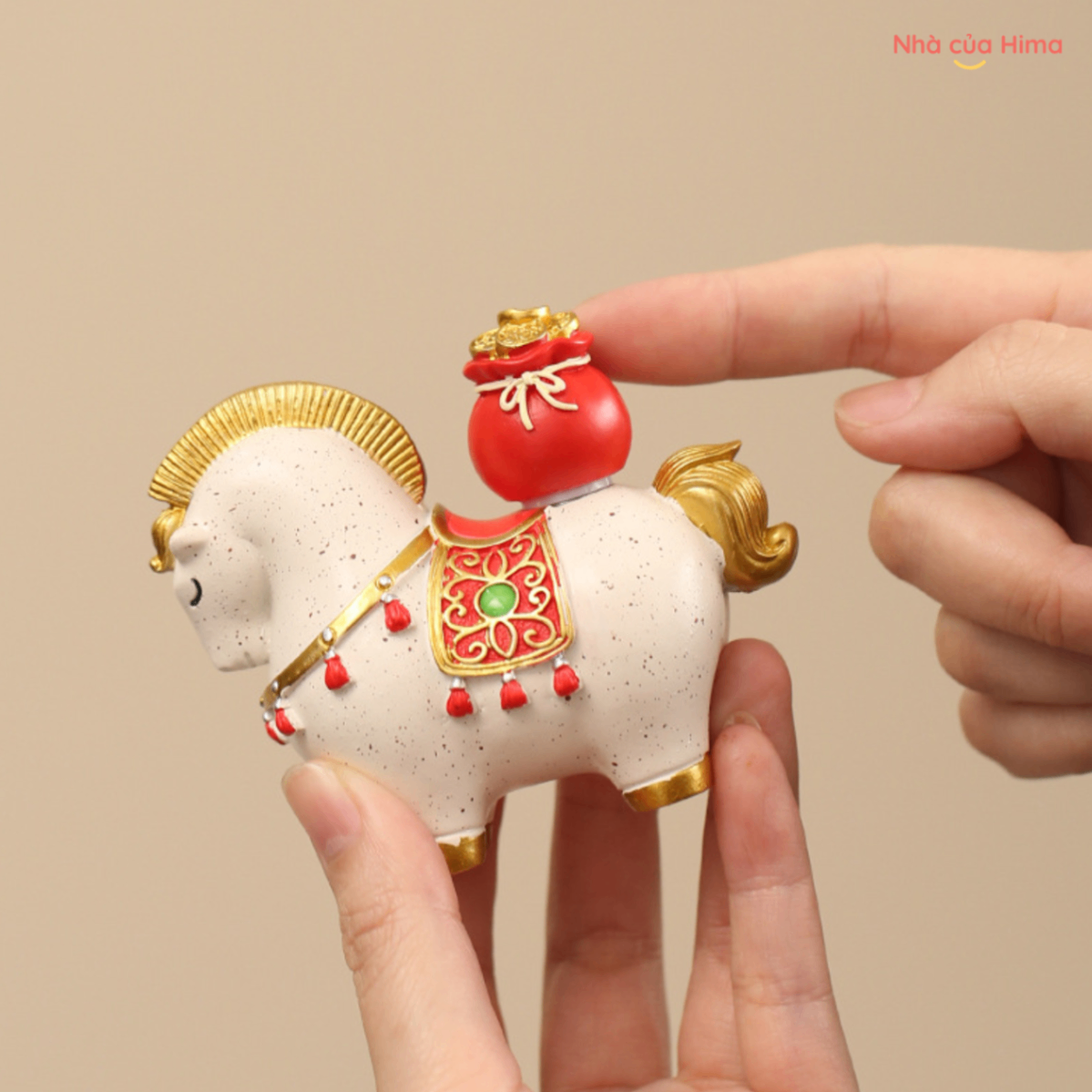 Ngựa Đường Mã Nguyên Bảo màu trắng đeo túi tiền MS2