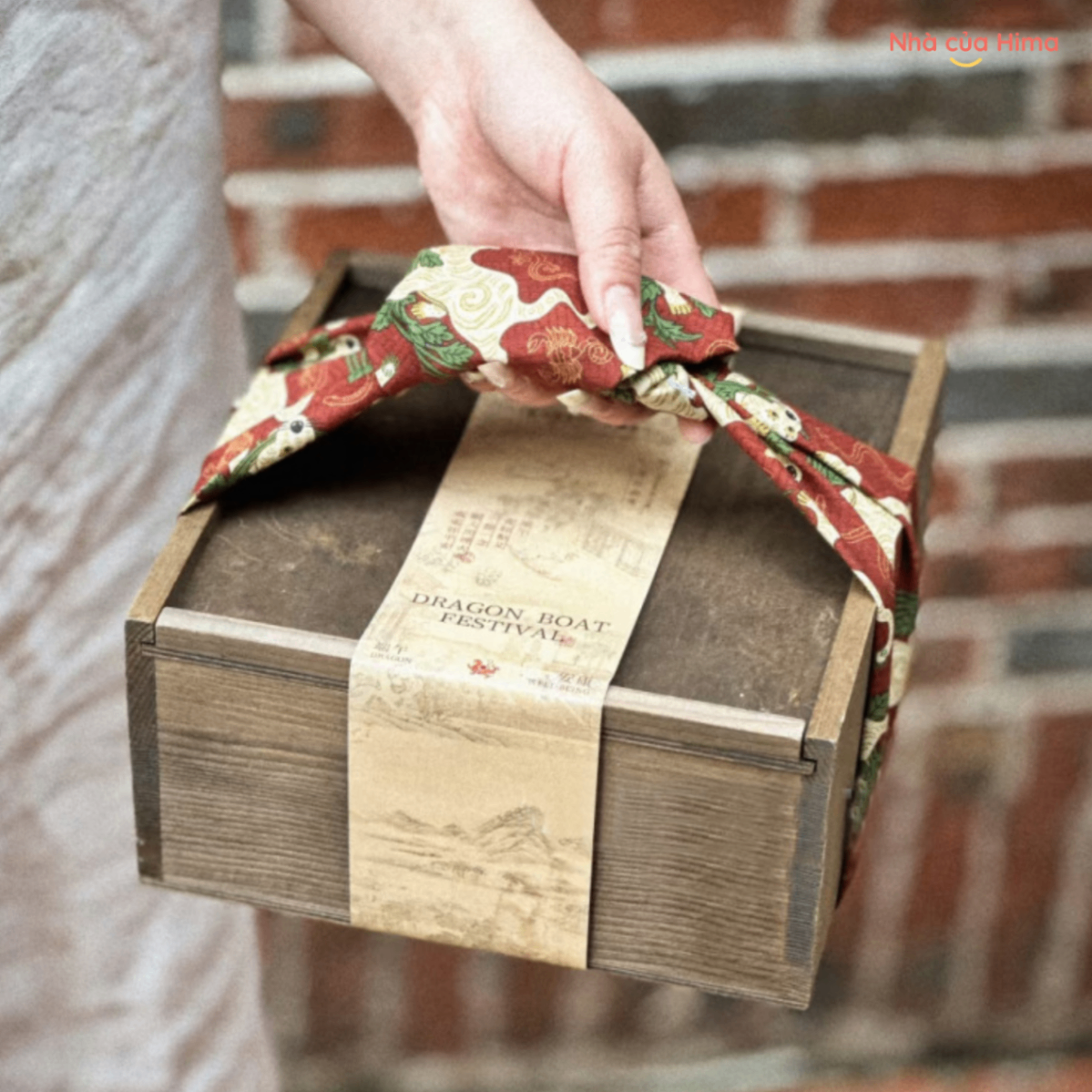 Hộp quà gỗ nắp trượt sang trọng (có thể in logo) 18x18x8cm vải gói hoạ tiết thuyền rồng