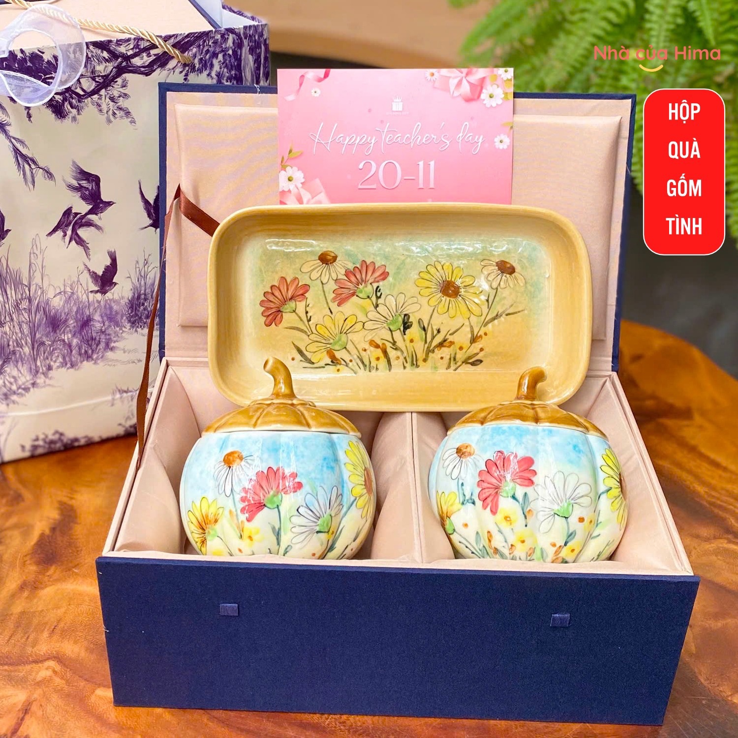 Set 2 hũ mứt 300ml quả bí + 1 khay mứt hoa cúc nền xanh vẽ tay (kèm hộp quà tặng)