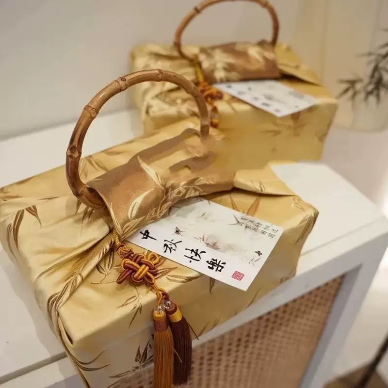Vải lụa satain gói quà màu vàng hoạ tiết lá trúc 70*70cm