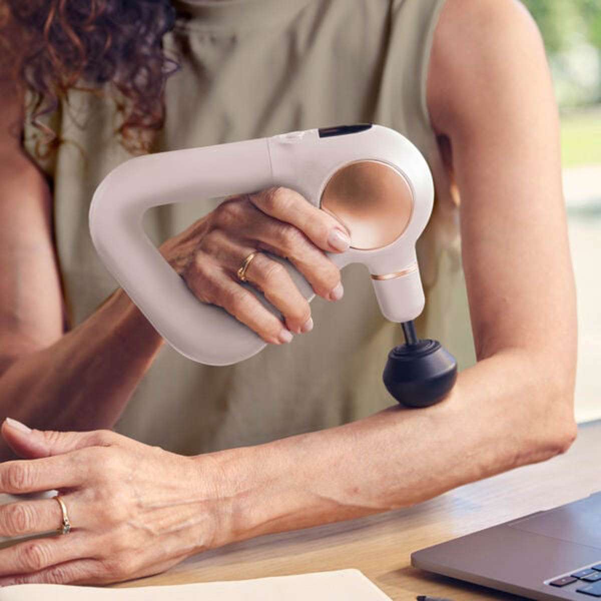 Máy massage cầm tay Therabody Theragun Sense