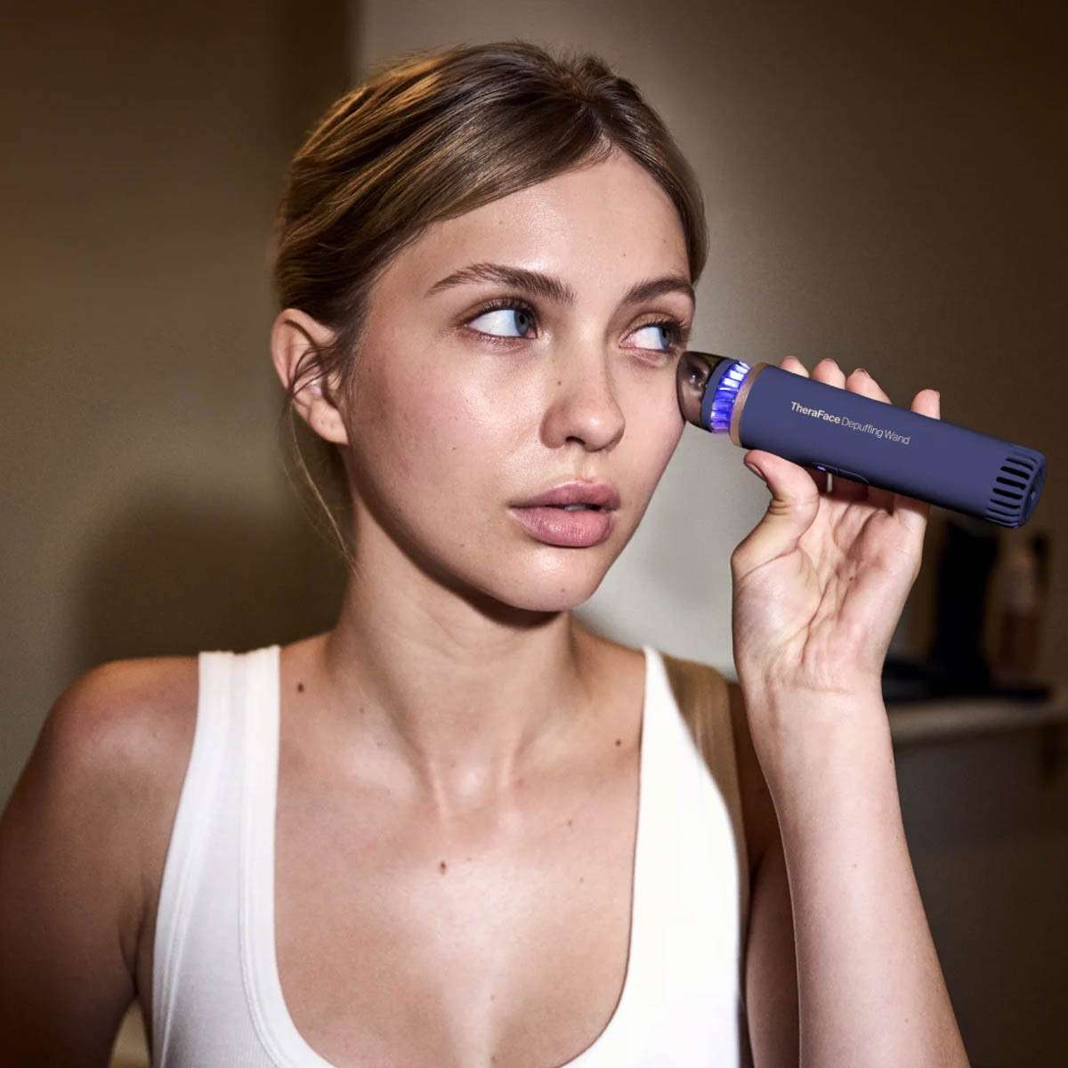 Máy massage đẩy tinh chất Therabody TheraFace Depuffing Wand