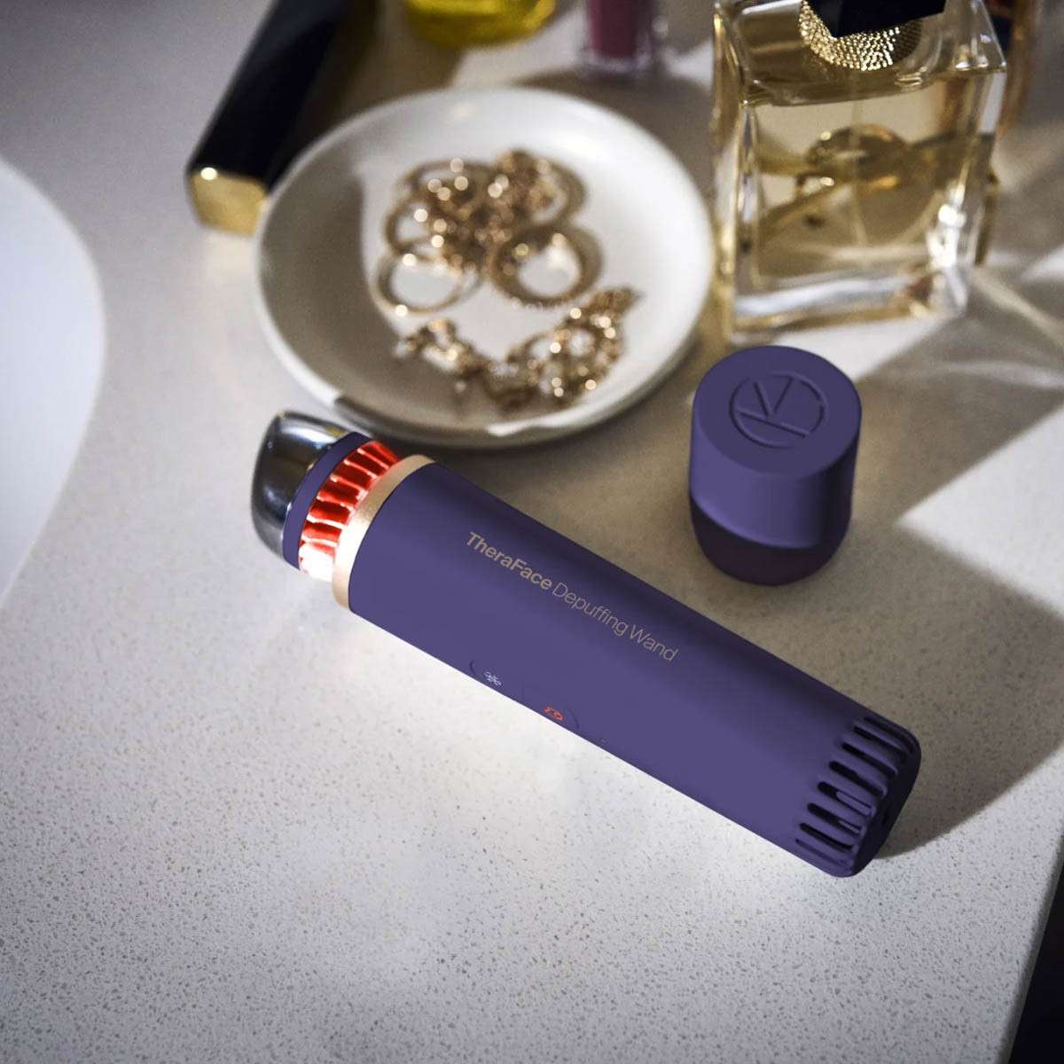 Máy massage đẩy tinh chất Therabody TheraFace Depuffing Wand