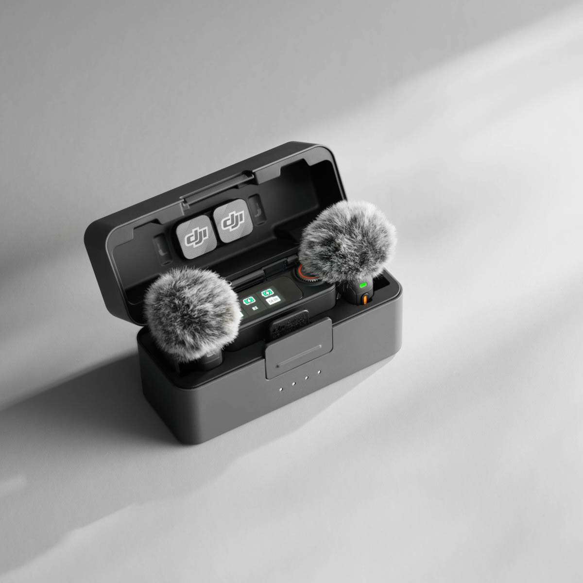 Micro không dây DJI Mic 3 (2 TX + 1 RX + Charging Case)