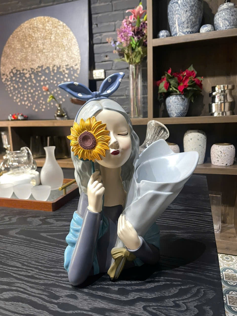 Tượng Alice tím che mắt