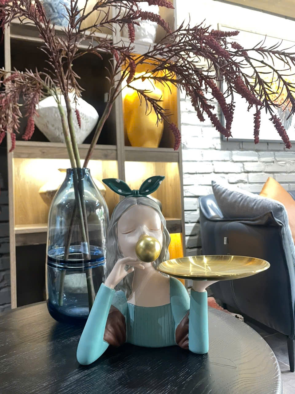 Tượng Alice xanh nhạt nâng đĩa