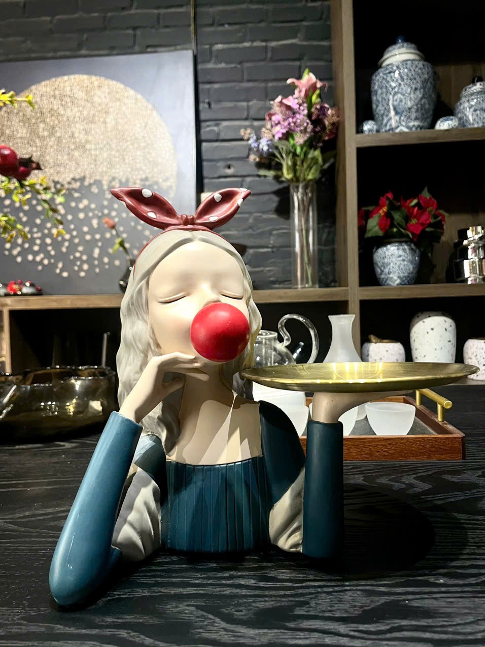 Tượng Alice xanh đậm nâng đĩa