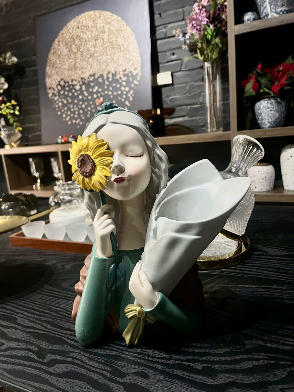 Tượng Alice ôm hoa