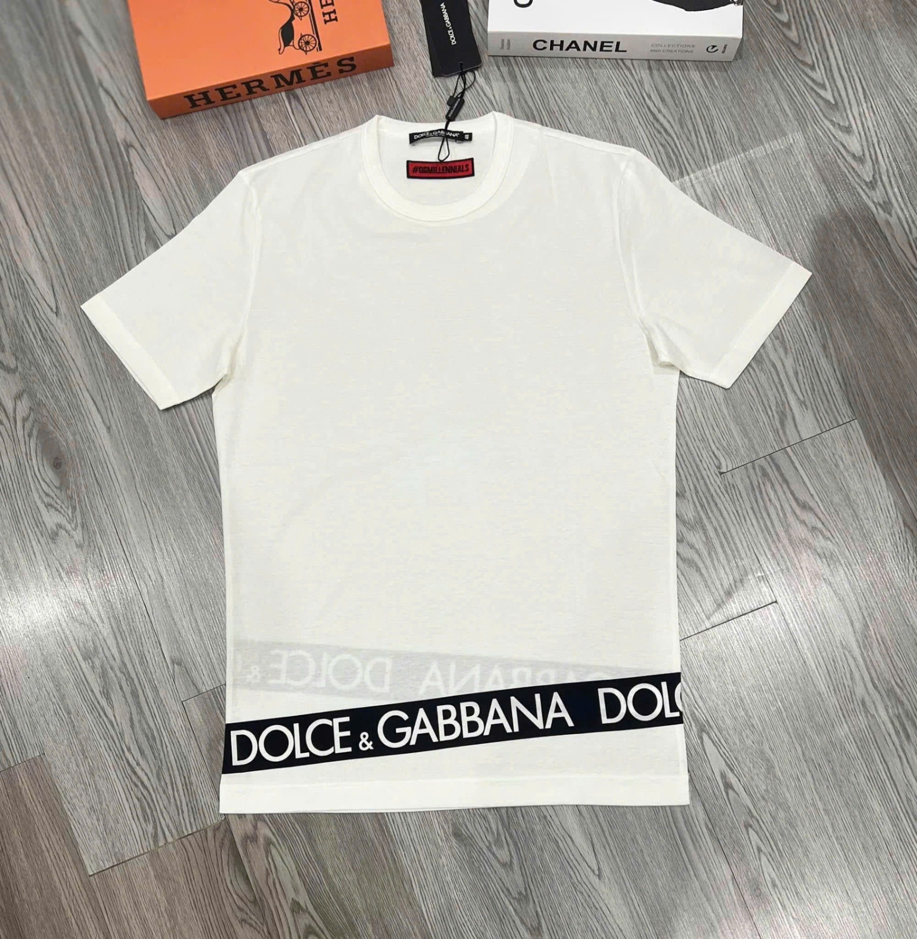 ÁO PHÔNG DOLCE TRẮNG CHỮ ĐEN G8HL0T FH72O HWT37