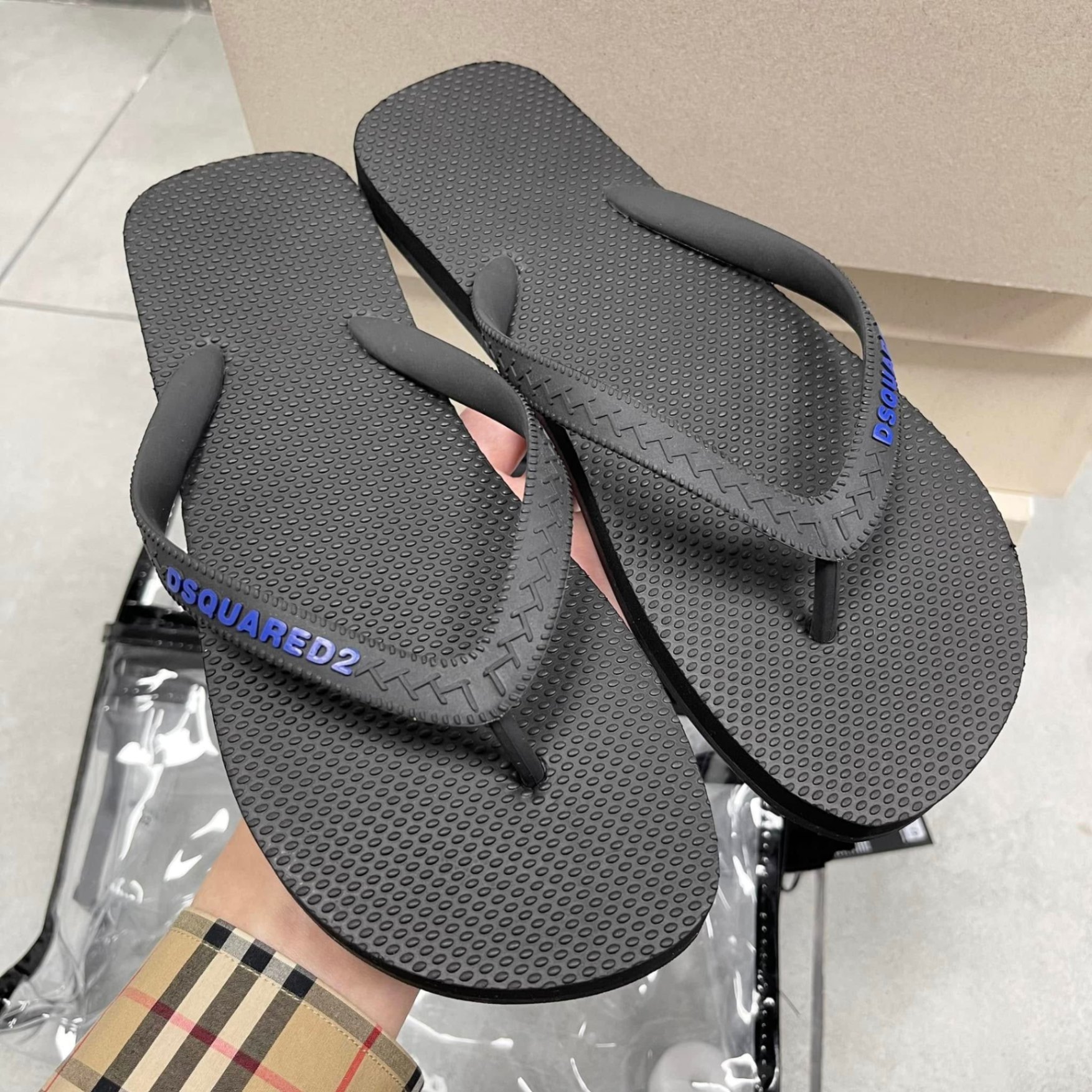 TÔNG DSQUARED2 ĐEN CHỮ XANH FFM0001 17200001 M1604