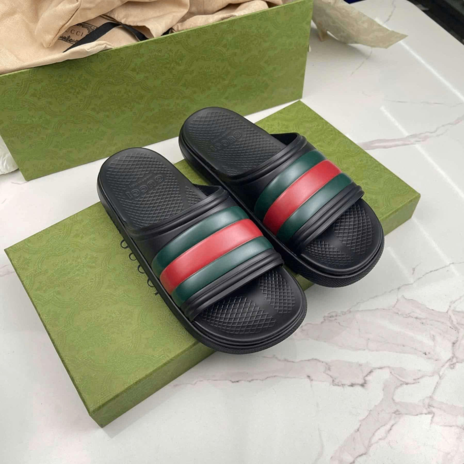 DÉP GUCCI ĐÚC ĐEN QUAI CỜ 780286 J8700 1025