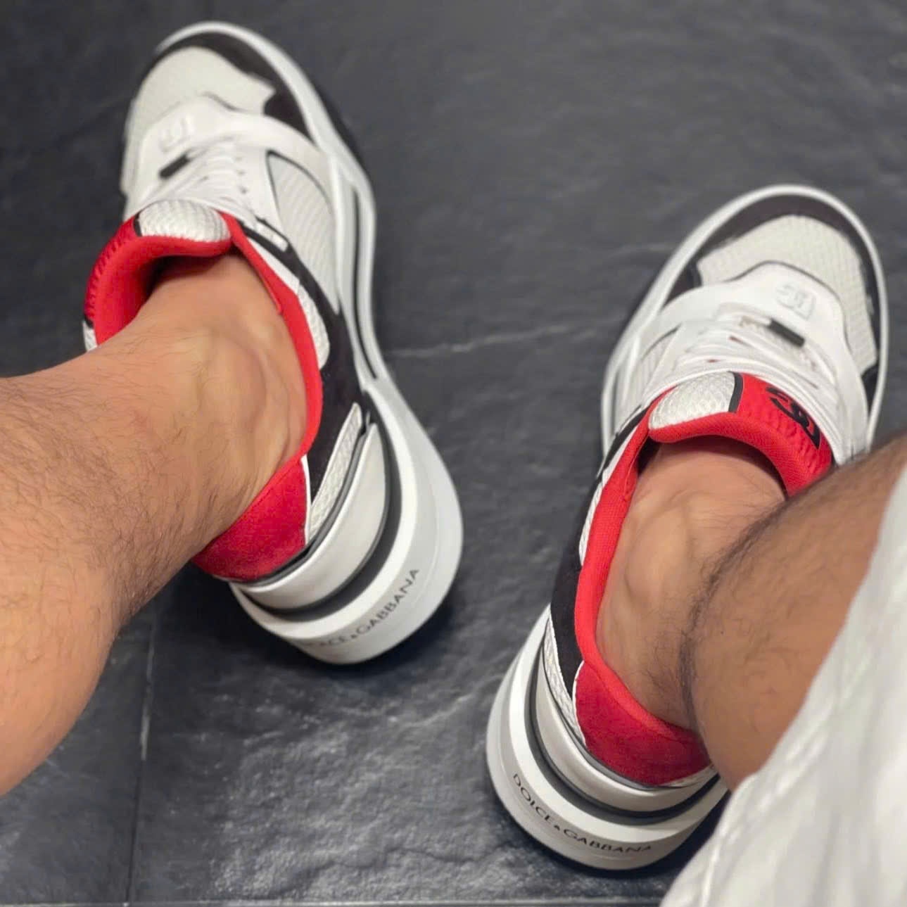 GIÀY SNEAKER DOLCE TRẮNG HỌA TIẾT ĐEN CS2241 AR755 89690