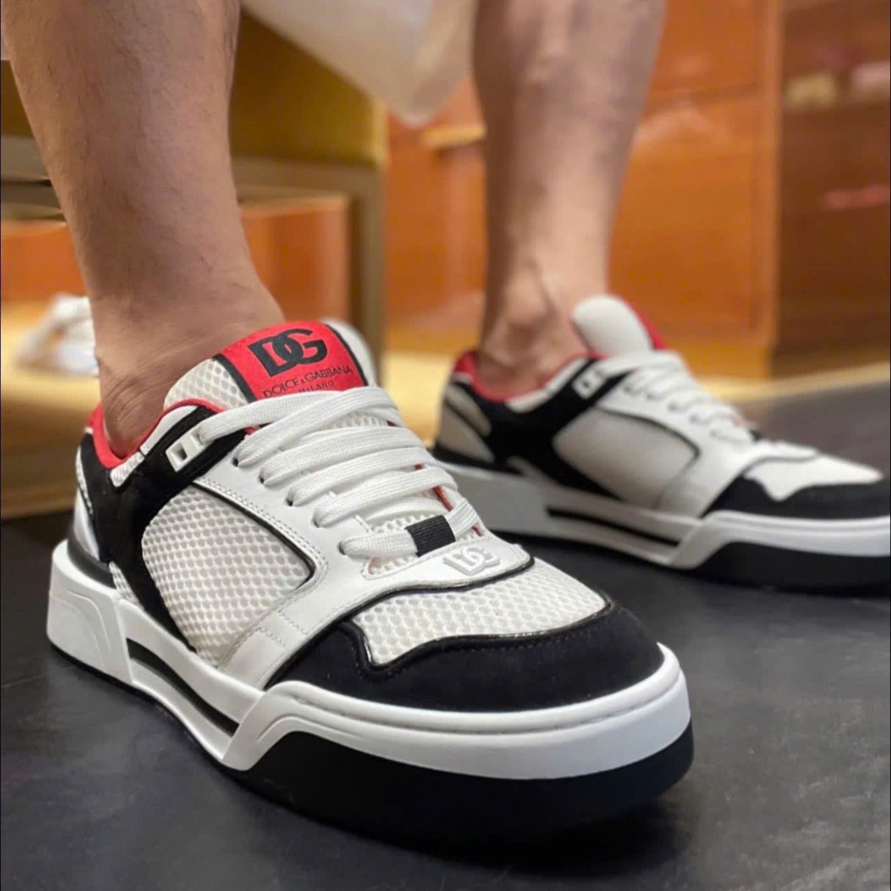 GIÀY SNEAKER DOLCE TRẮNG HỌA TIẾT ĐEN CS2241 AR755 89690