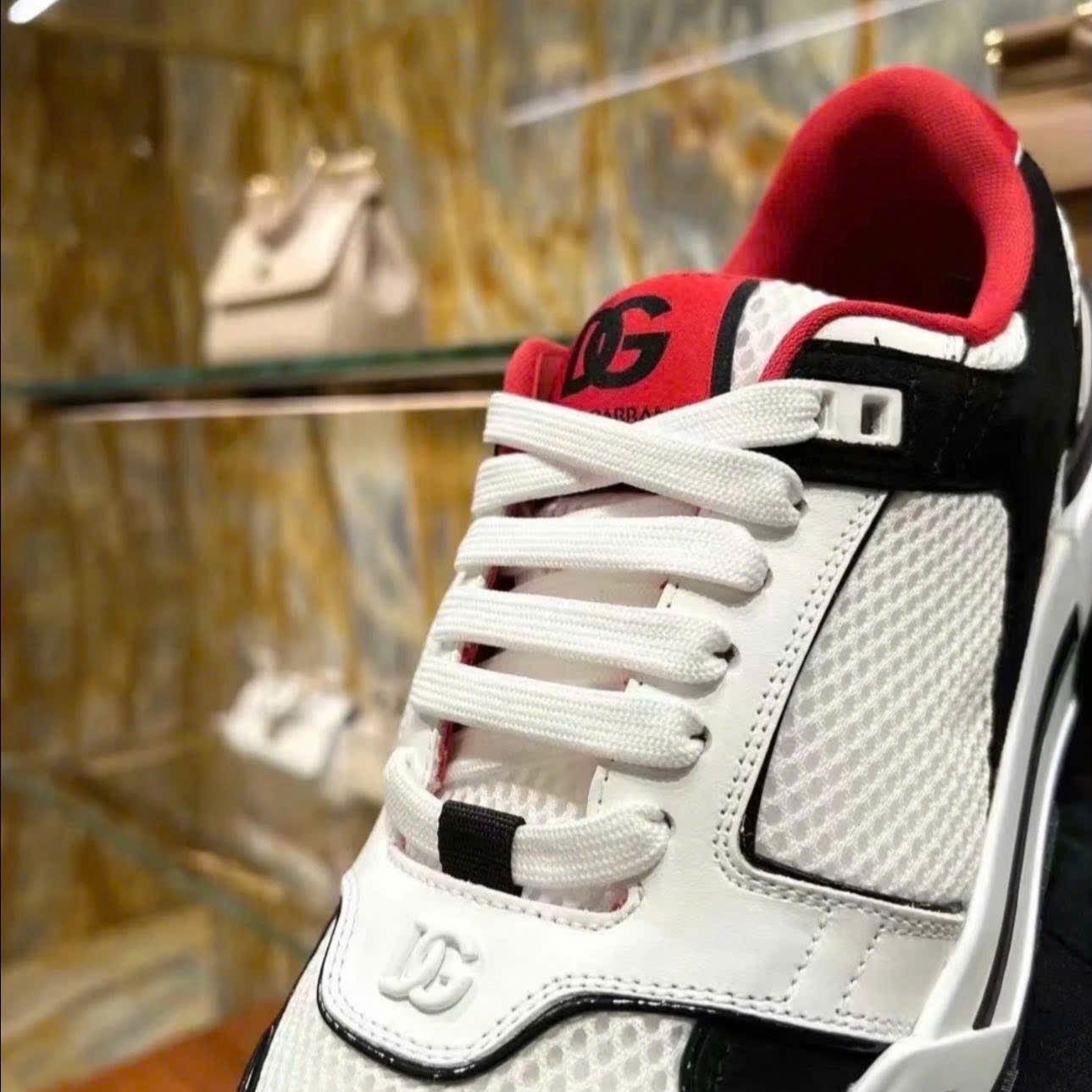 GIÀY SNEAKER DOLCE TRẮNG HỌA TIẾT ĐEN CS2241 AR755 89690
