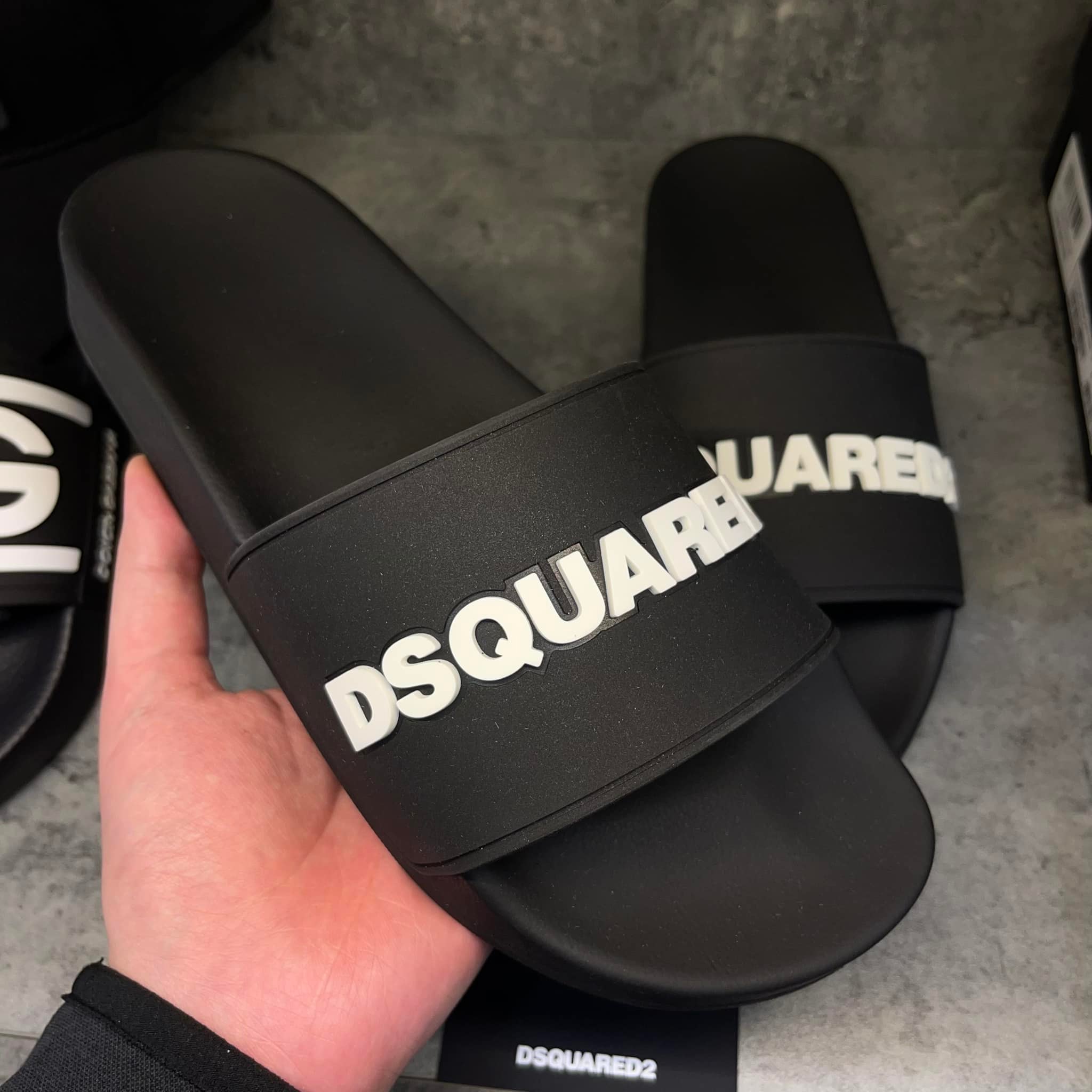 DÉP DSQUARED2 ĐEN CHỮ TRẮNG FFM002317205013