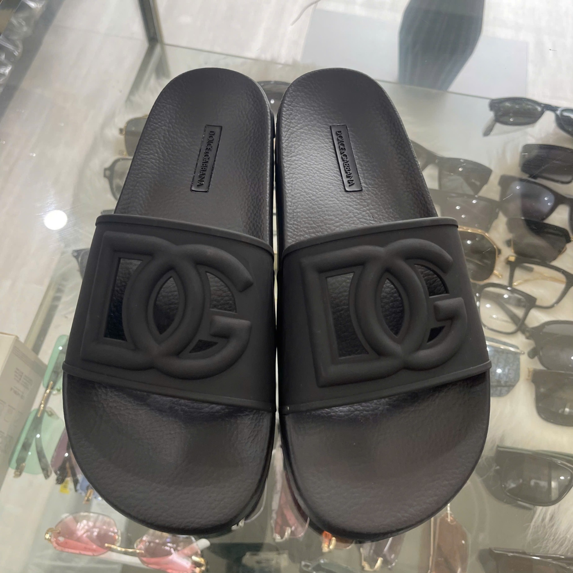 DÉP DOLCE ĐEN LỖ CHỮ CHẠY GÓT CW2012AO6668B956
