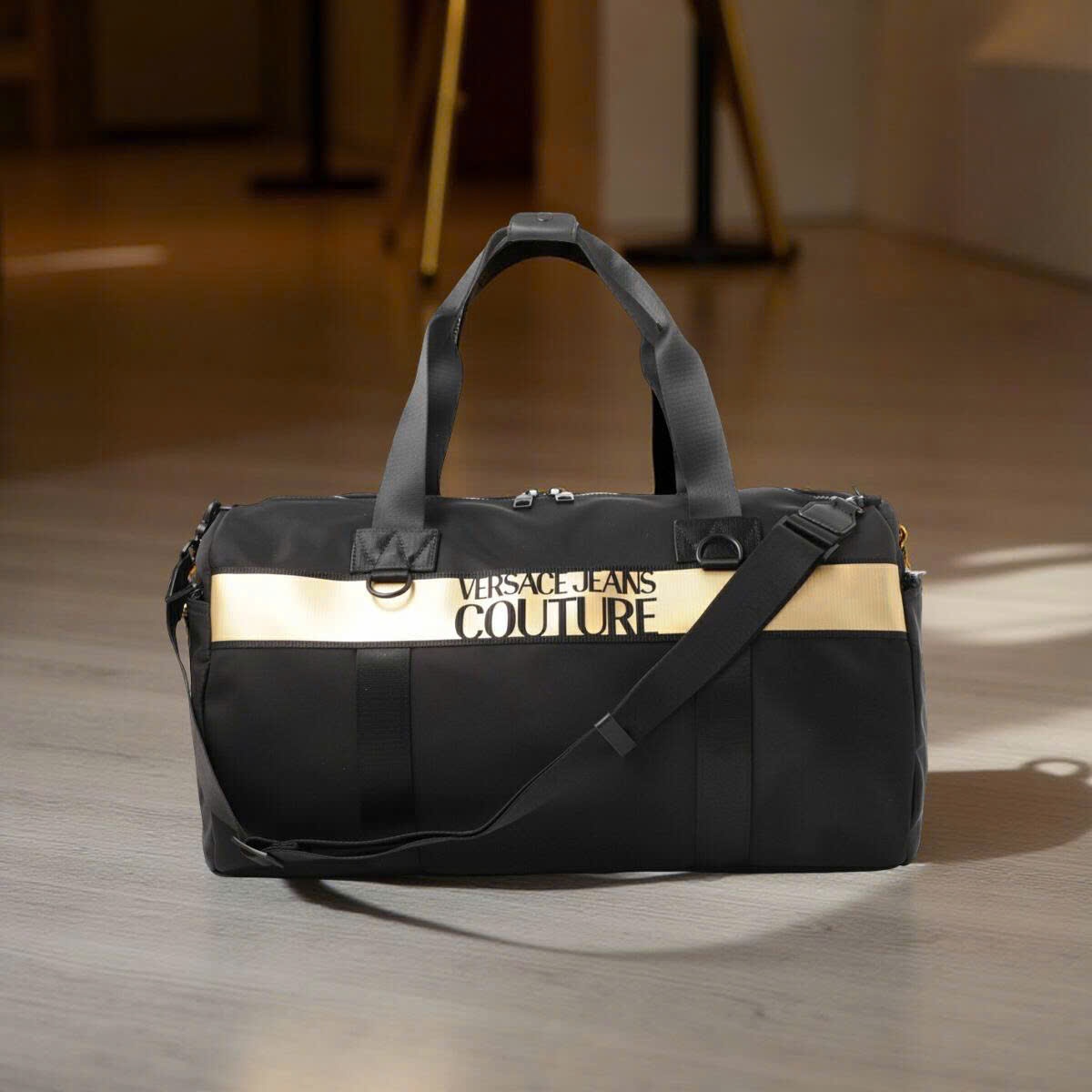 TÚI TRỐNG VERSACE ĐEN SỌC VÀNG 75YA4B93-ZS927_G89