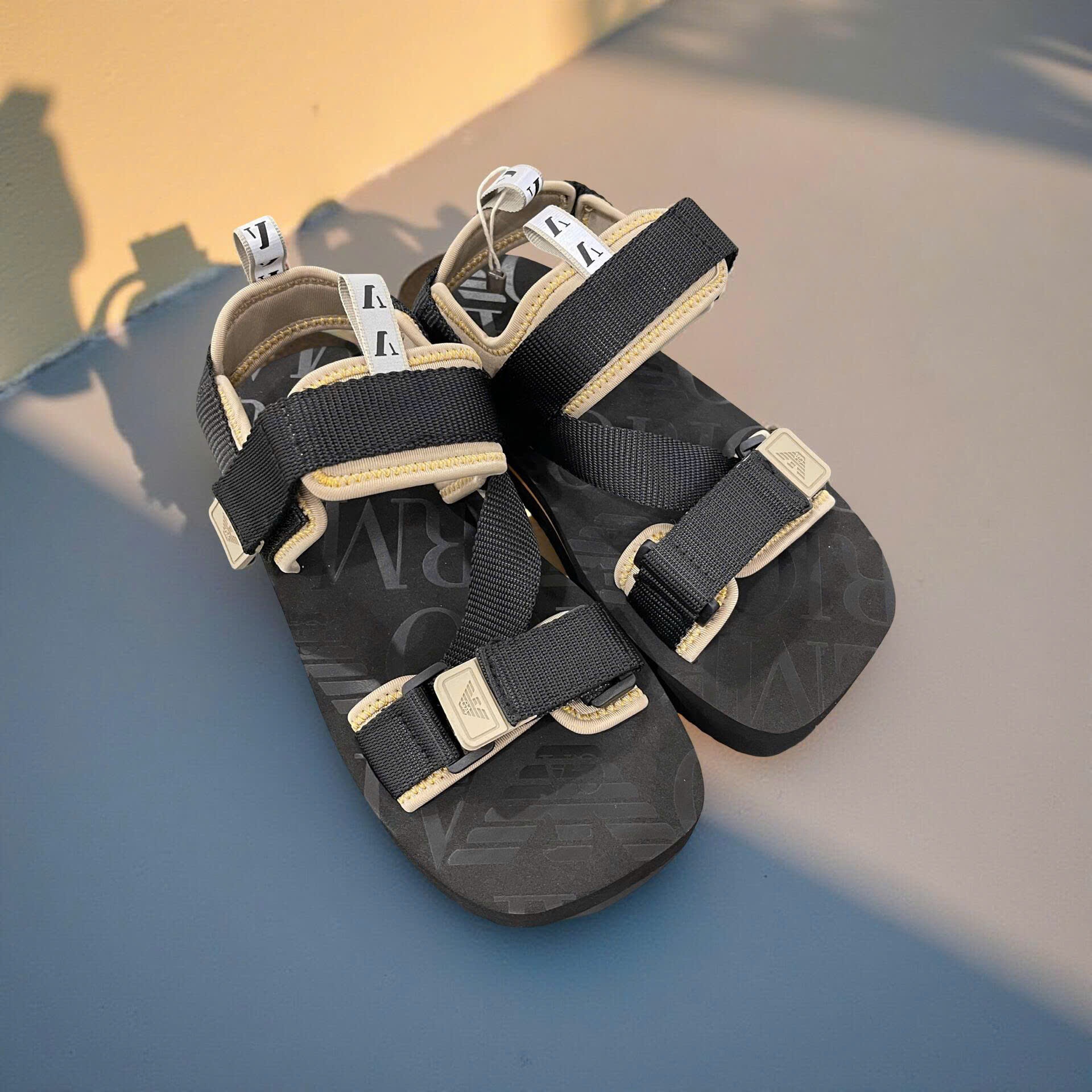 SANDAL EMPORIO ARMANI ĐEN QUAI VÀNG CPA060625