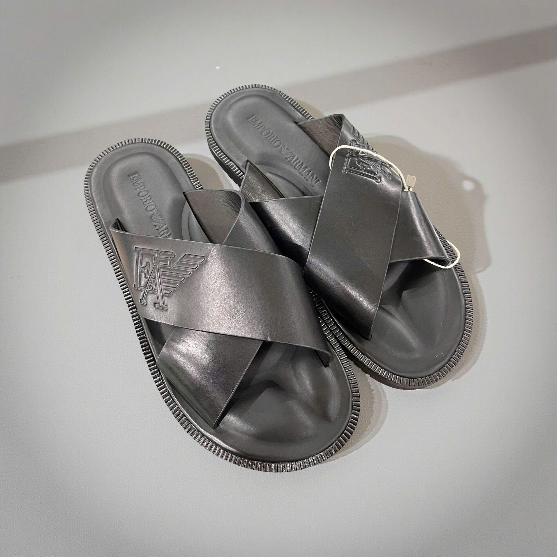 DÉP EMPORIO ARMANI ĐEN QUAI CHÉO
