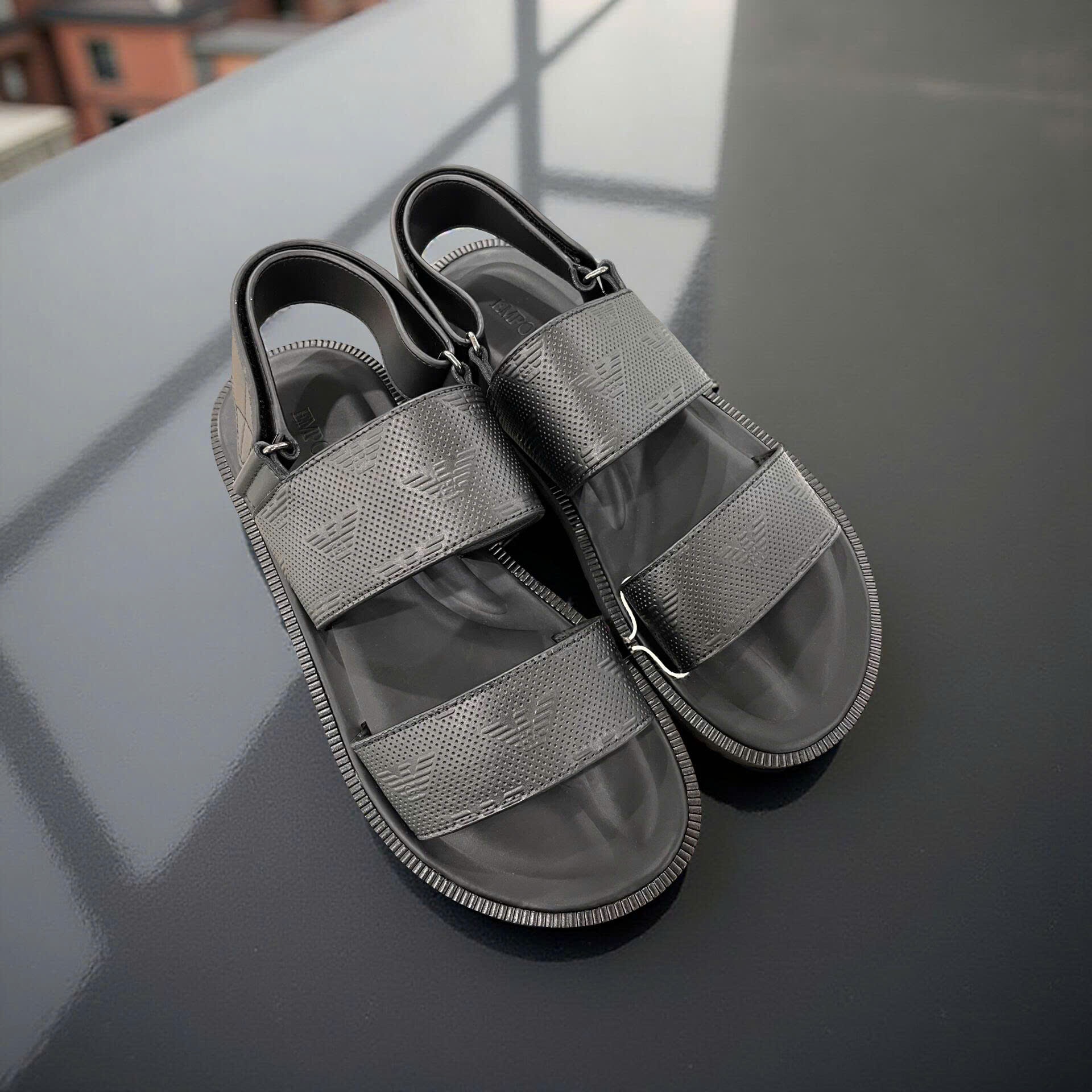 SANDAL EMPORIO ARMANI ĐEN CPA060626