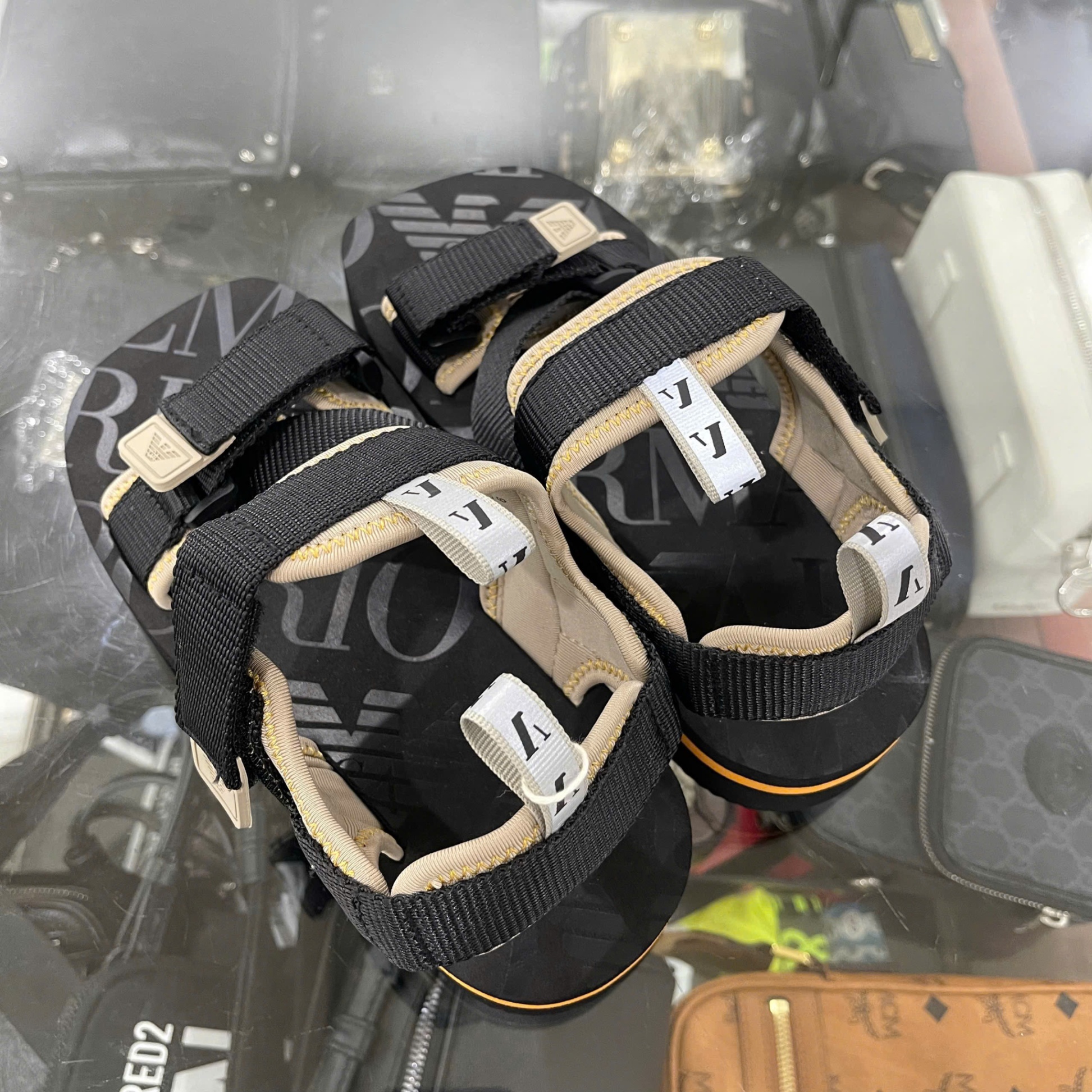 SANDAL EMPORIO ARMANI ĐEN QUAI VÀNG CPA060625