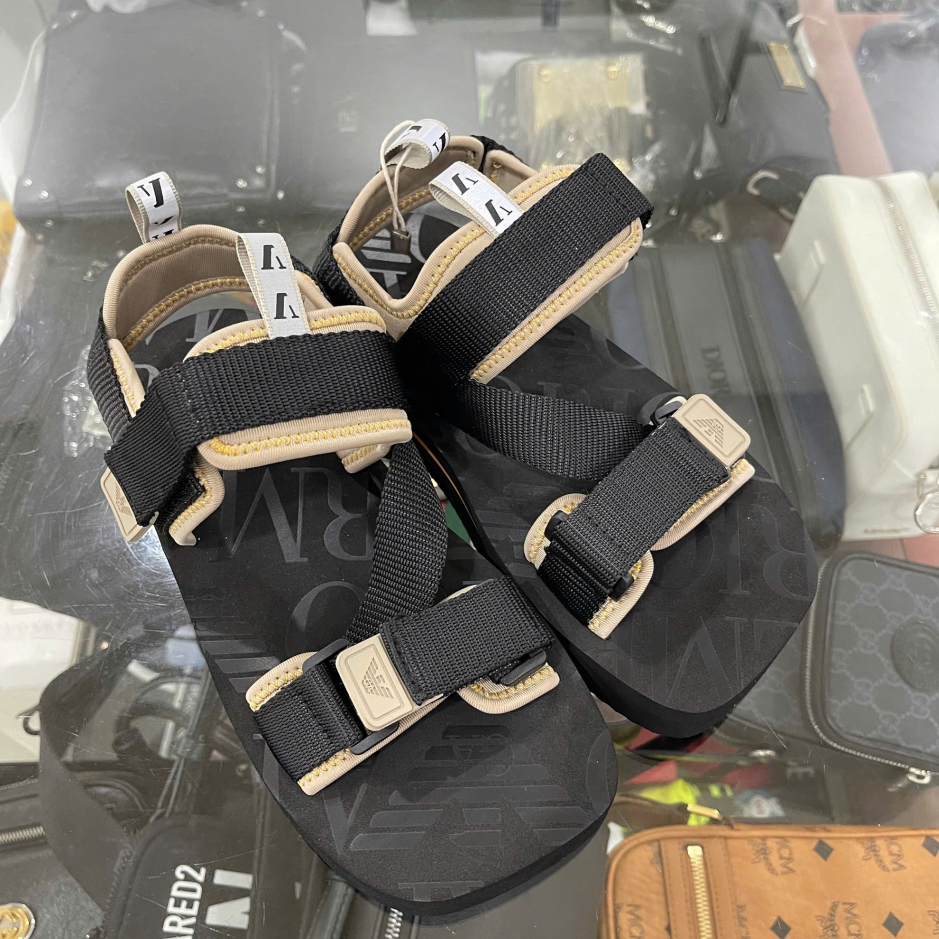 SANDAL EMPORIO ARMANI ĐEN QUAI VÀNG CPA060625