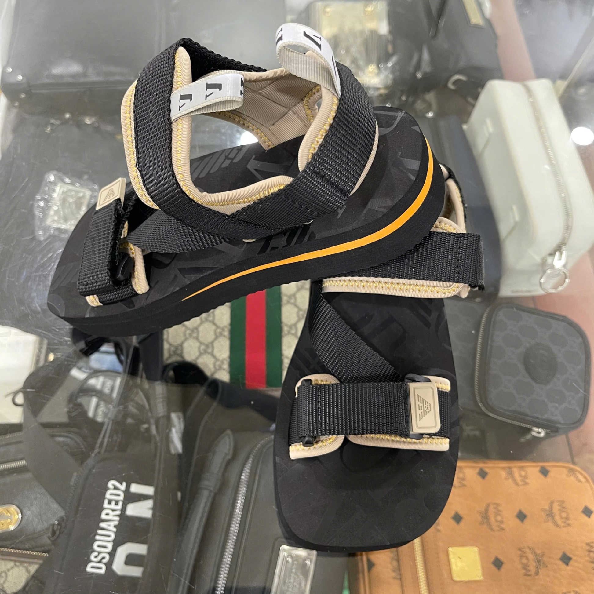 SANDAL EMPORIO ARMANI ĐEN QUAI VÀNG CPA060625