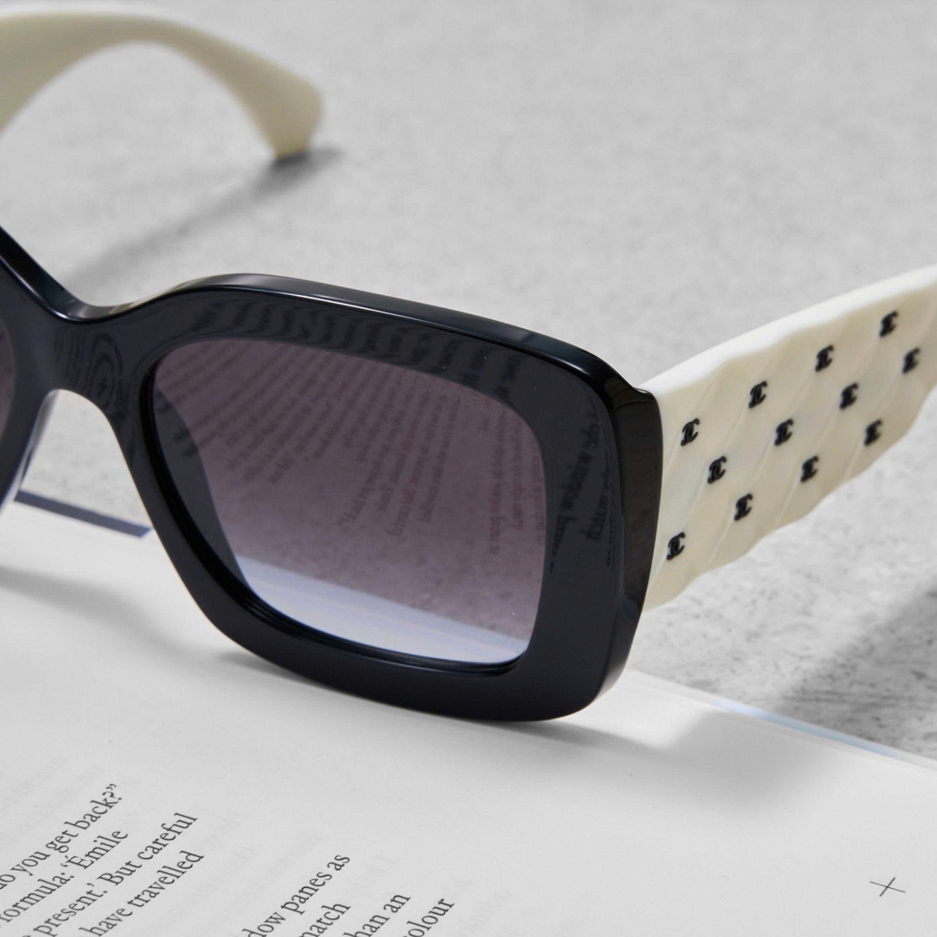 KÍNH CHANEL BLACK & WHITE 0CH5483 1656S6 54/17/135