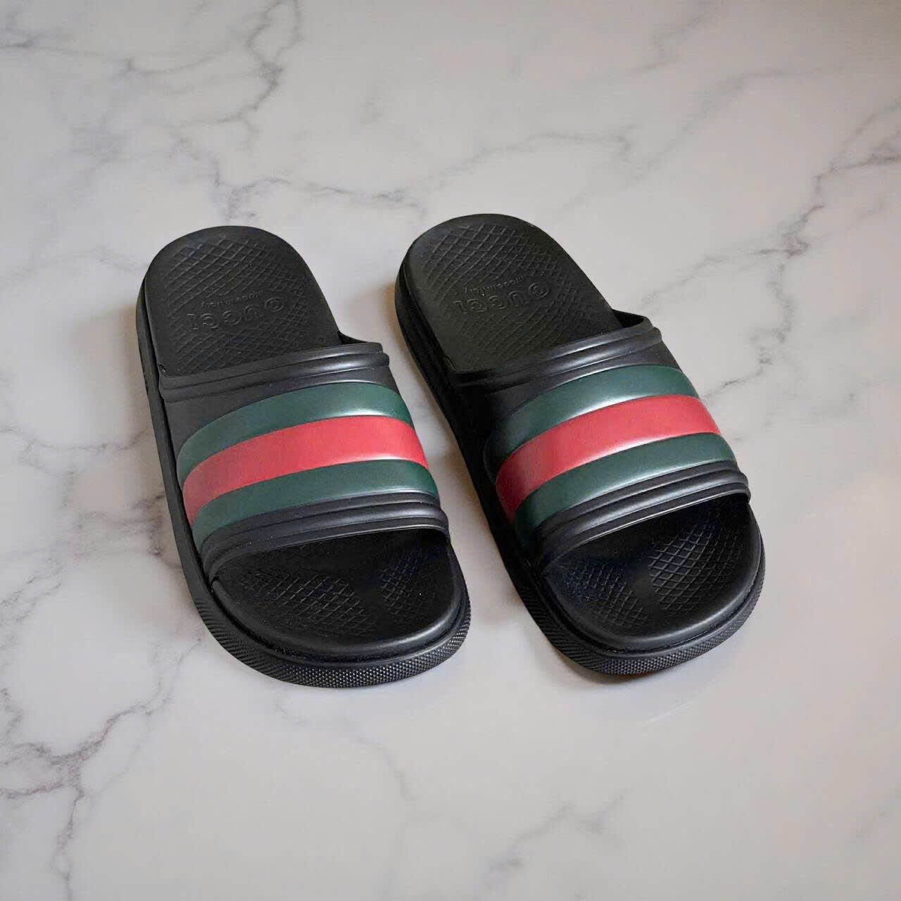DÉP GUCCI ĐÚC ĐEN QUAI CỜ 780286 J8700 1025