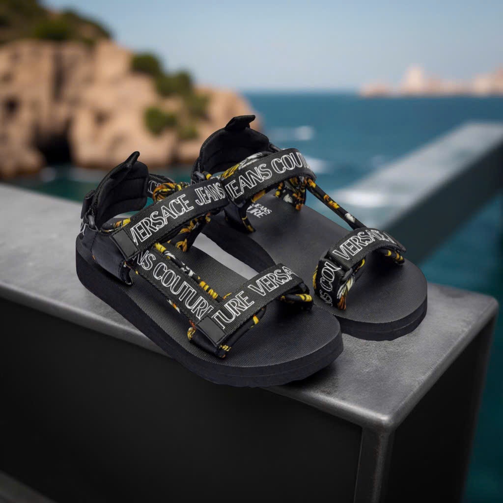 SANDAL VERSACE ĐEN CHỮ TRẮNG 78YA3S7B ZSC21 G89