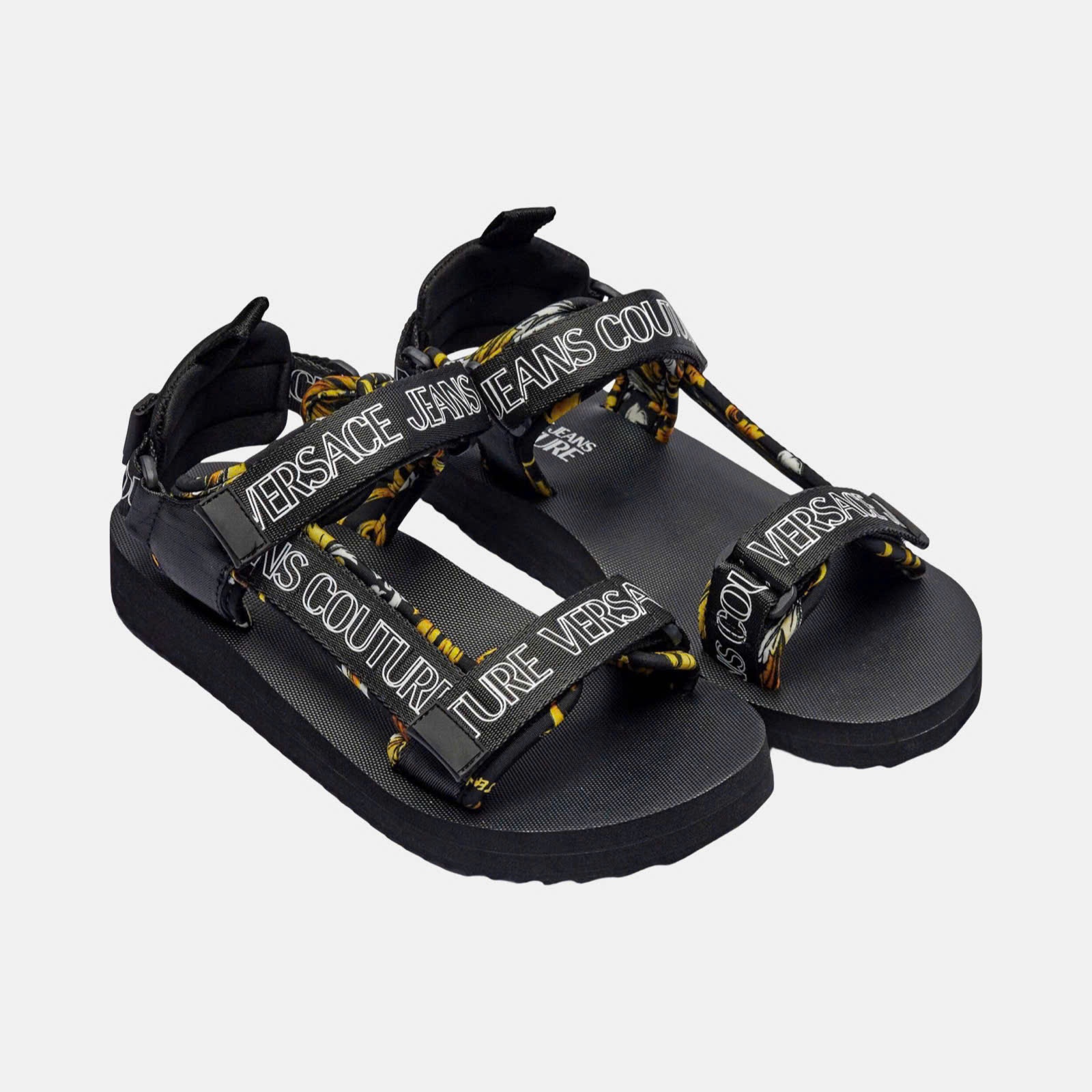 SANDAL VERSACE ĐEN CHỮ TRẮNG 78YA3S7B ZSC21 G89
