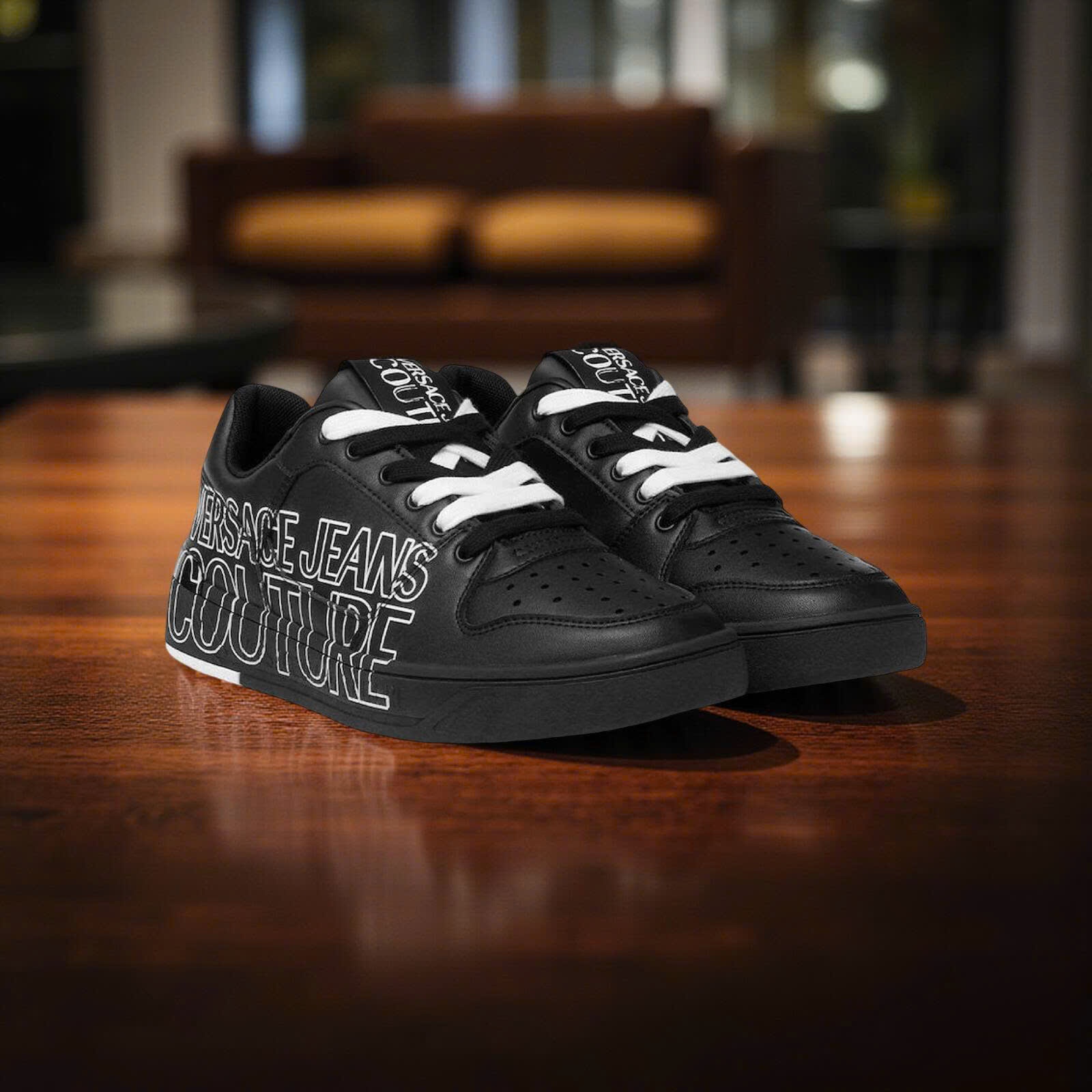 GIÀY SNEAKER VERSACE ĐEN CHỮ TRẮNG 77YA3SJ5 ZP346 899