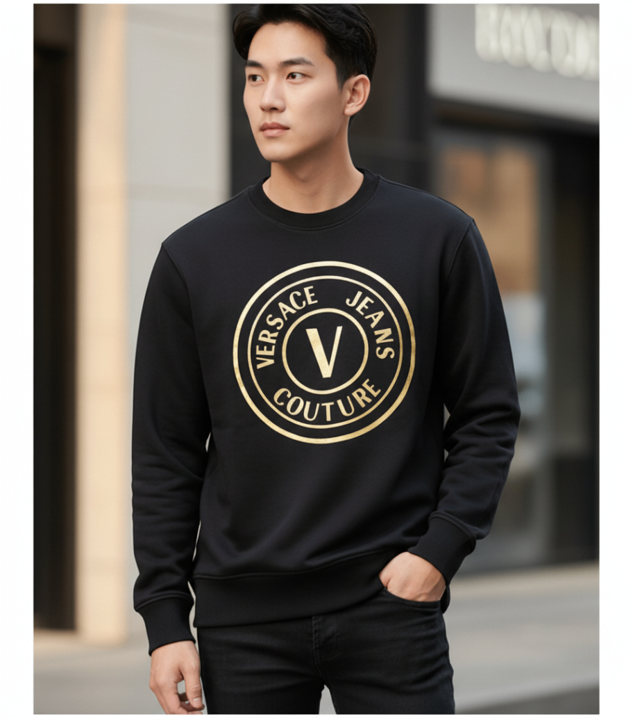 ẢO NỈ VERSACE ĐEN CHỮ VÀNG 77GAIT01 CF00T G89