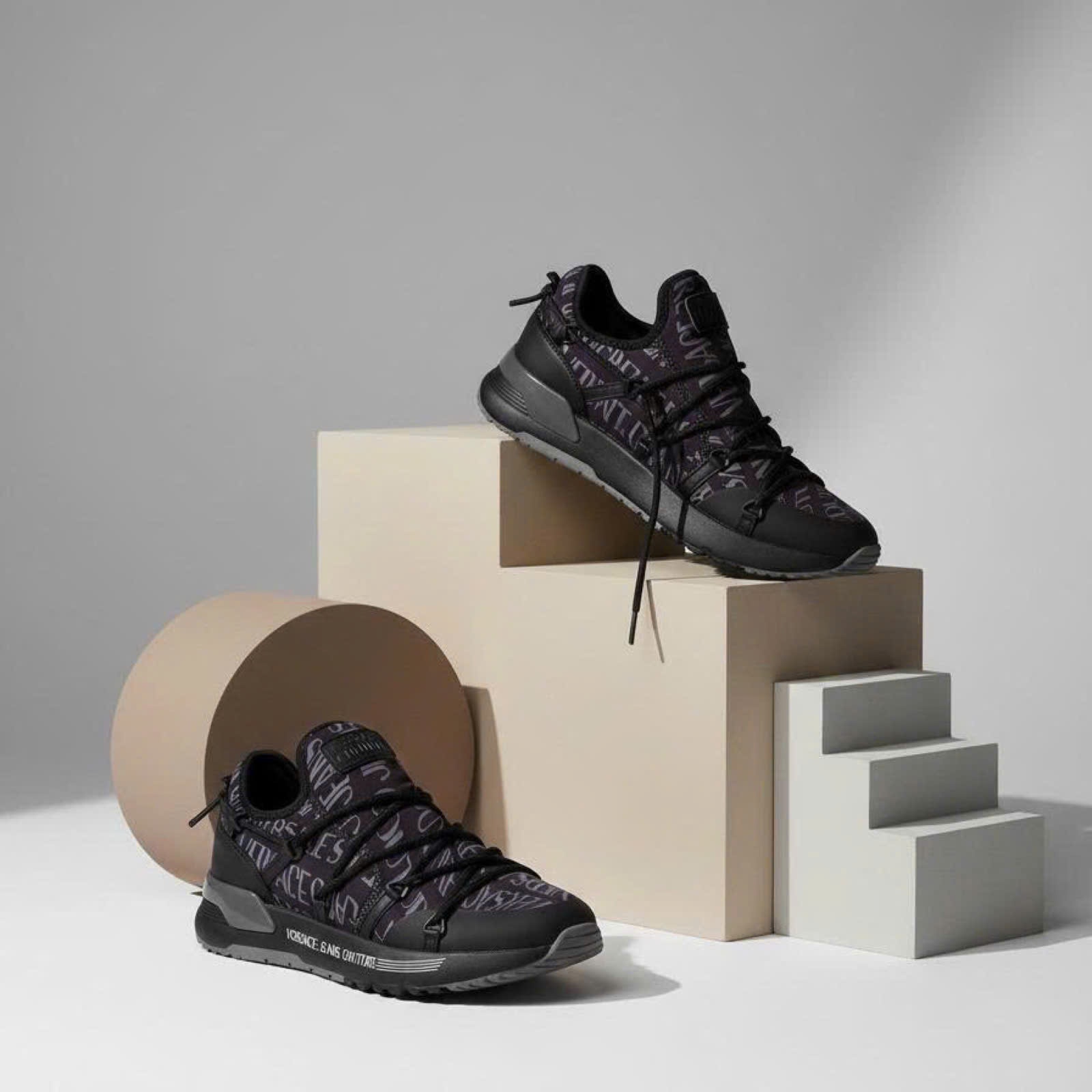 GIÀY SNEAKER VERSACE ĐEN NHIỀU CHỮ E79YA3SA6EZSD06EB02