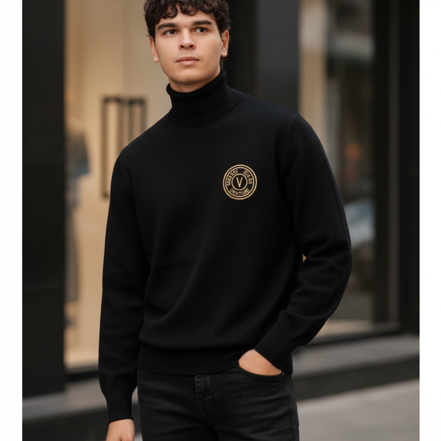 ÁO LEN VERSACE CỖ CAO ĐEN LOGO VÀNG 77GAFM07 CMH41 G89