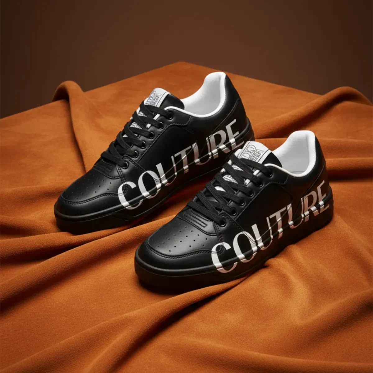 GIÀY SNEAKER VERSACE ĐEN CHỮ TRẮNG 72YA3SJ5