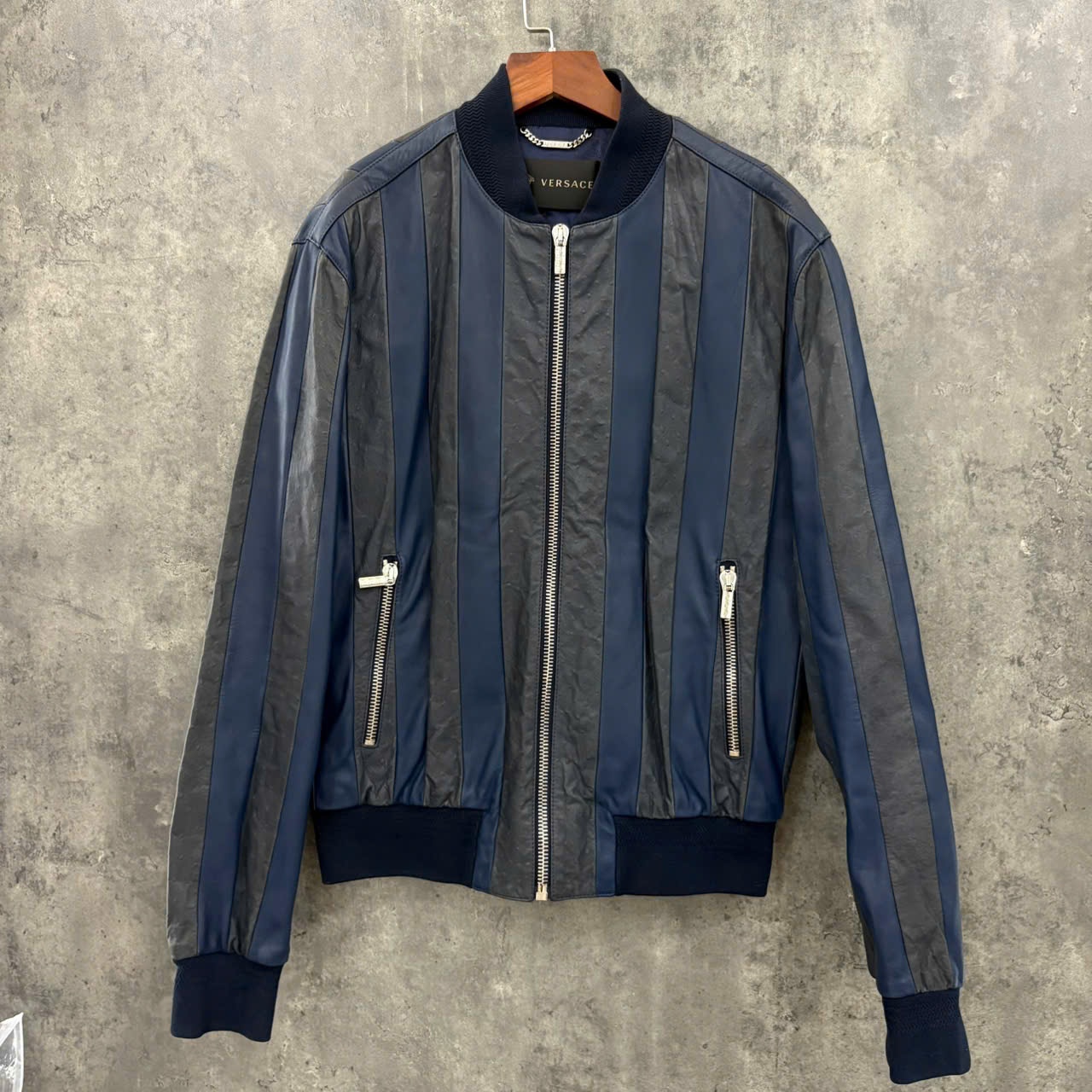 ÁO KHOÁC VERSACE DA ĐÀ ĐIỂU ĐEN KẺ XANH LN002 LIKE NEW