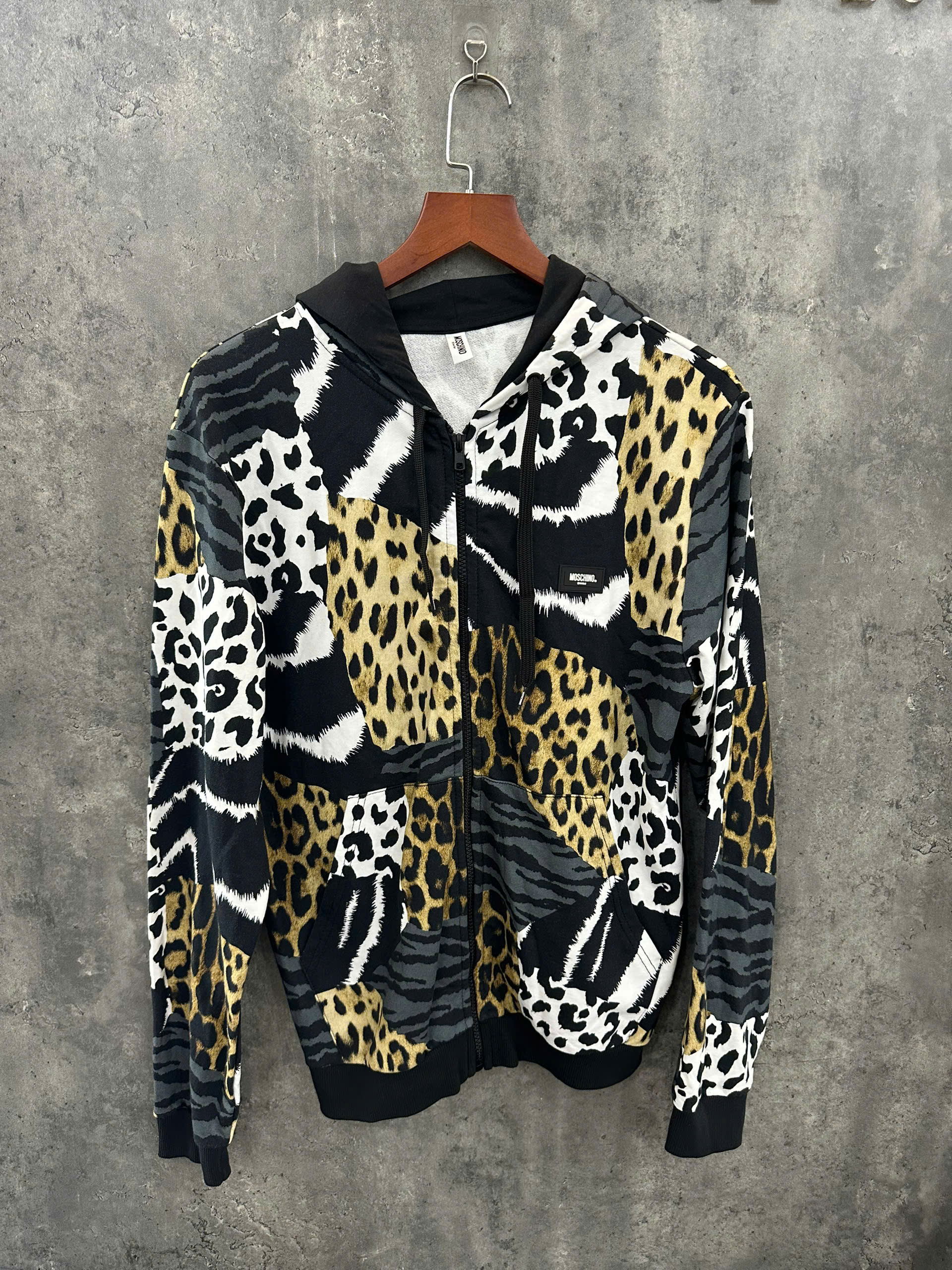 ÁO KHOÁC MOSCHINO VÂN BÁO T1708 2334 1888 LN018 LIKE NEW