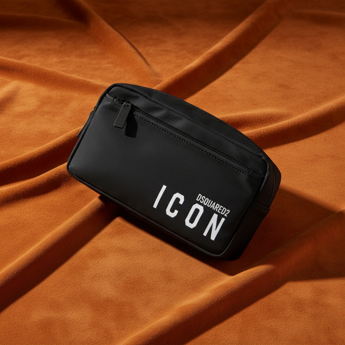 CLUTCH DSQUARED2 ĐEN CHỮ ICON TRẮNG BYM0064 11708210 M063