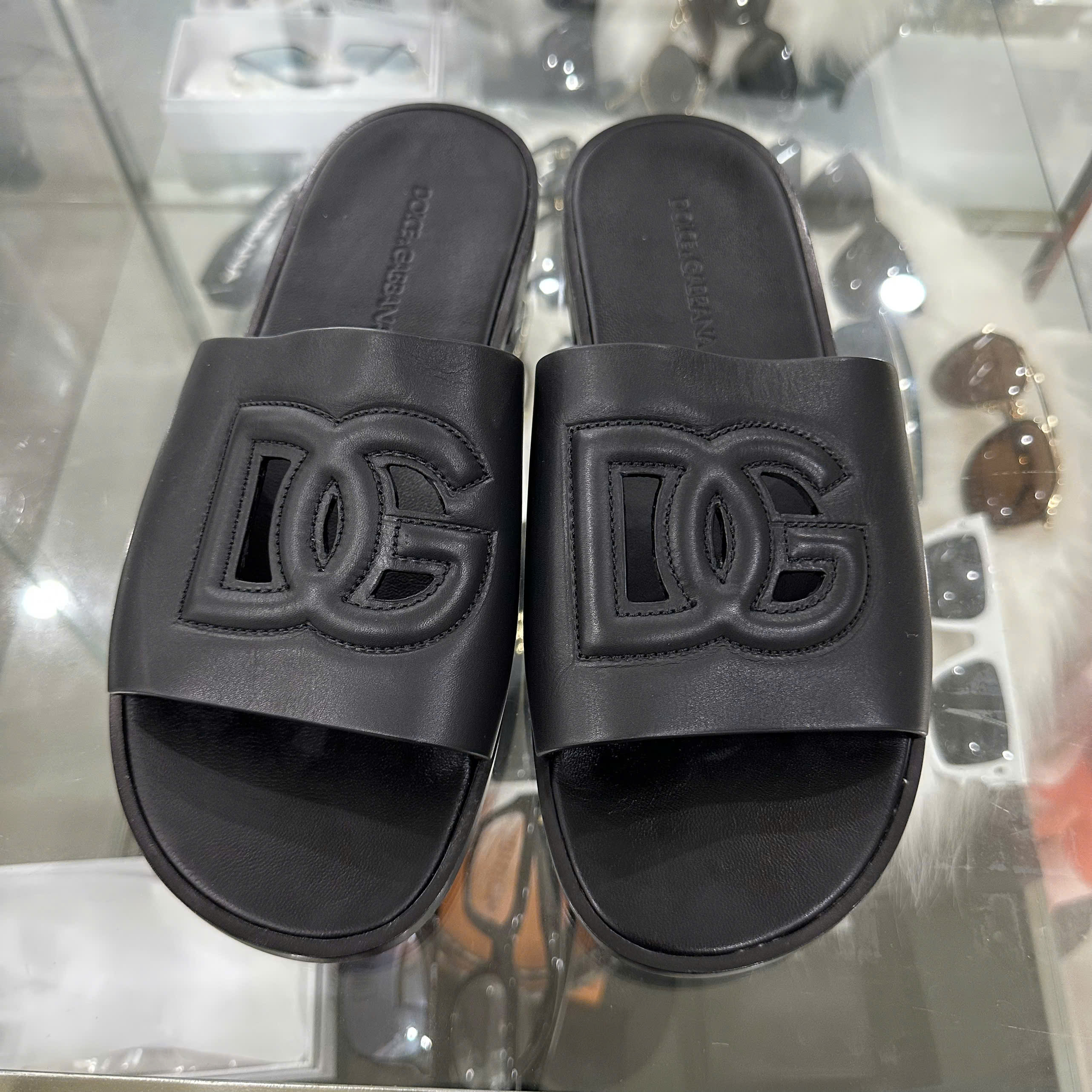 DÉP DOLCE ĐEN LỖ ĐẾ GỖ A80397 AO602 80999 LN021 LIKE NEW